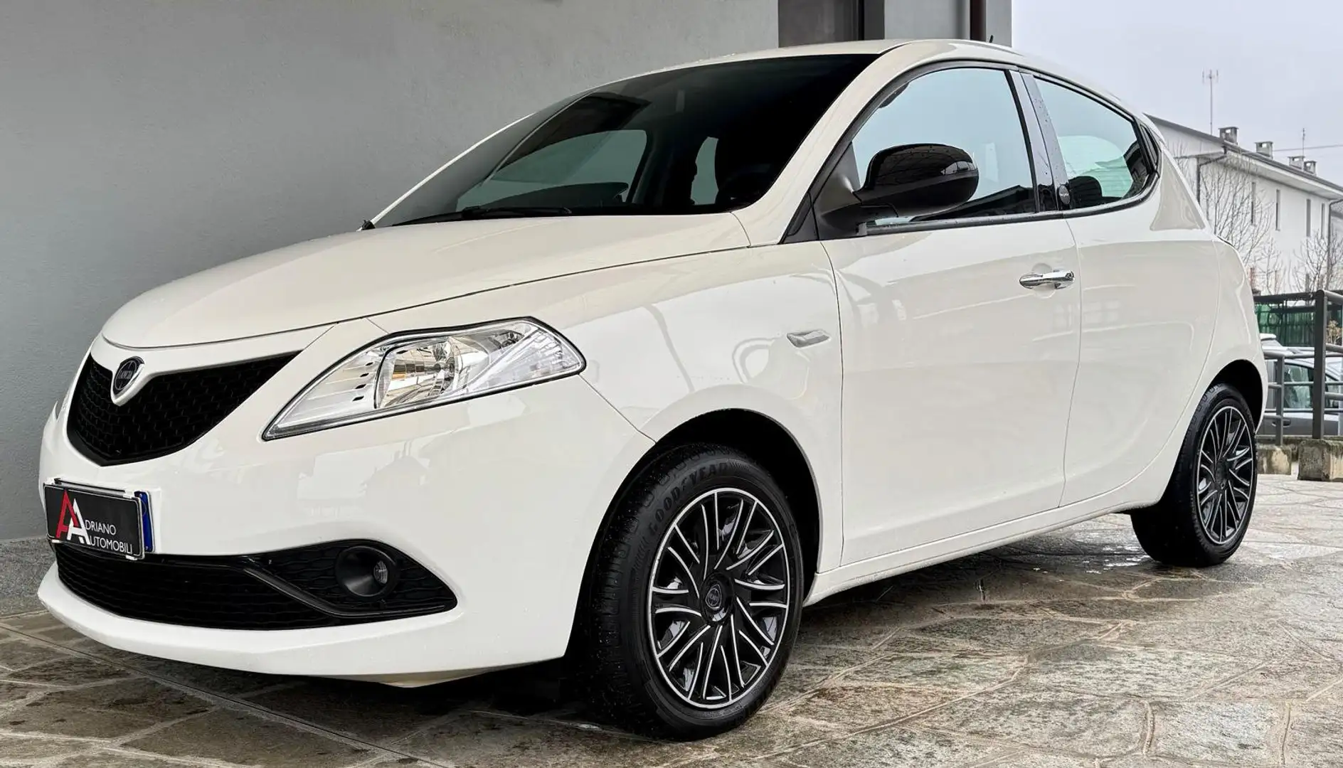 Lancia Ypsilon 1.0 FireFly 5 porte S&S Hybrid Gold Bianco - 1
