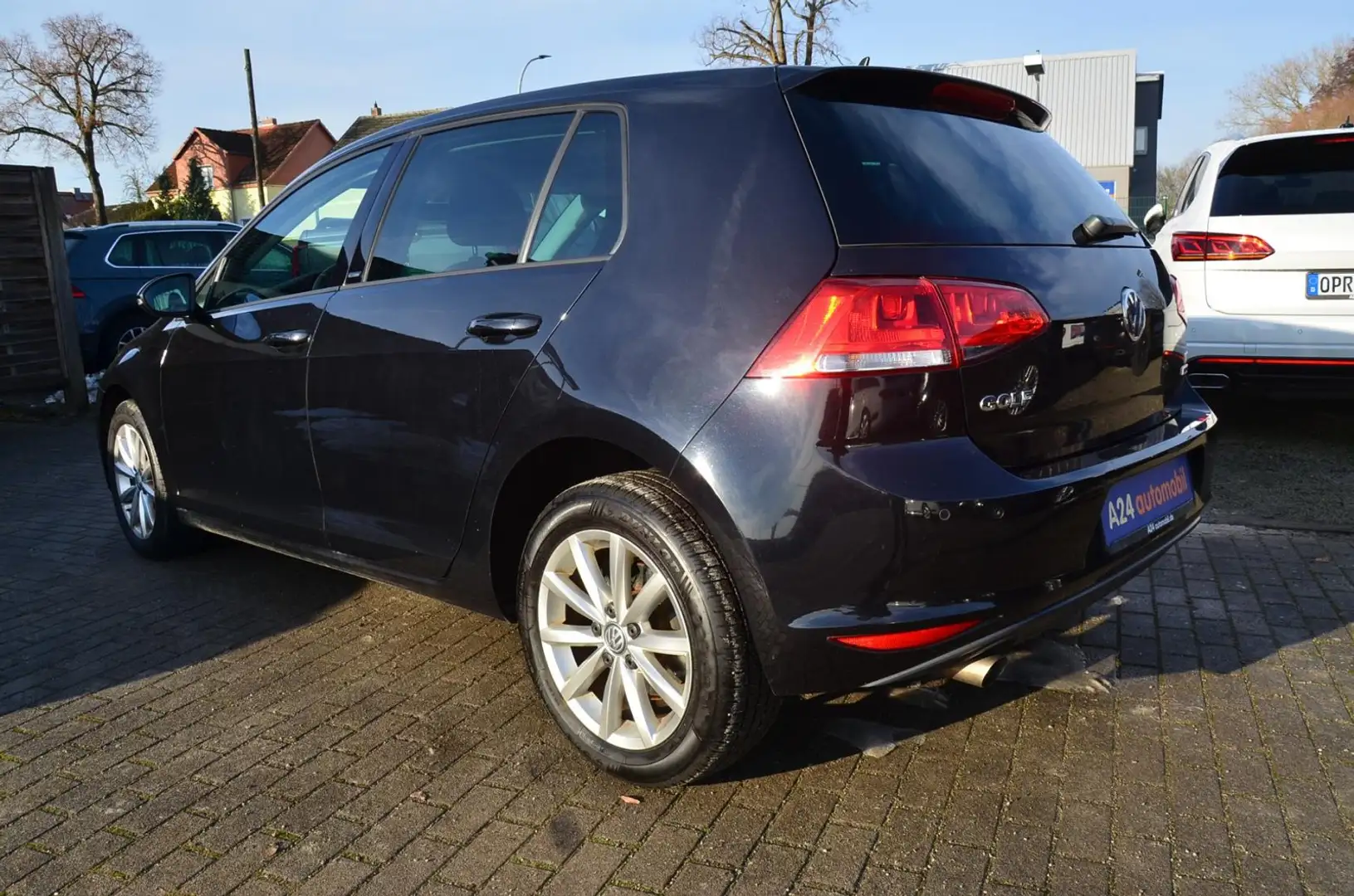 Volkswagen Golf VII 1.6 TDI Allstar Navi  HU neu Sitzheizung Klima Noir - 2