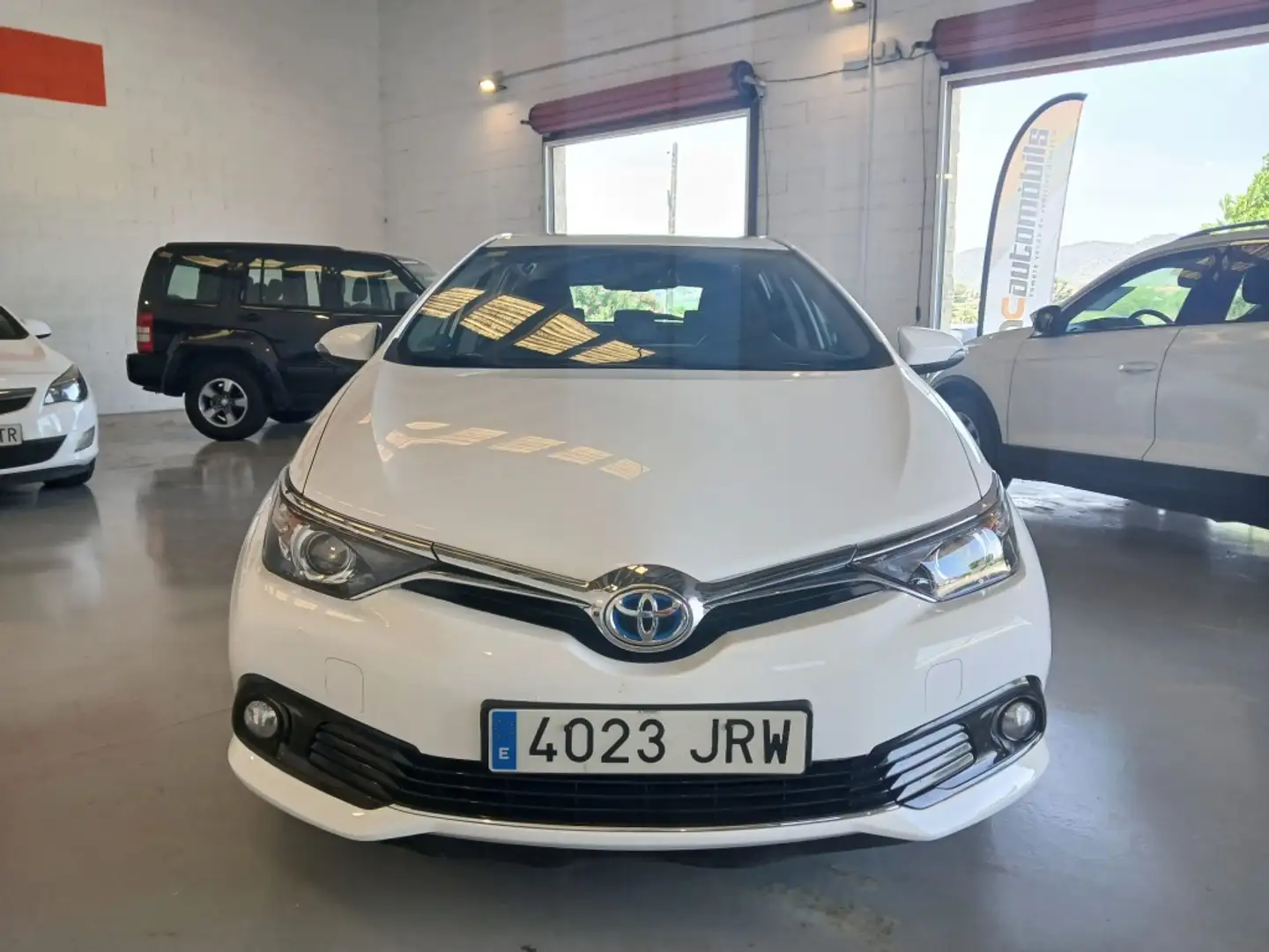 Toyota Auris hybrid 140H Active Blanco - 2