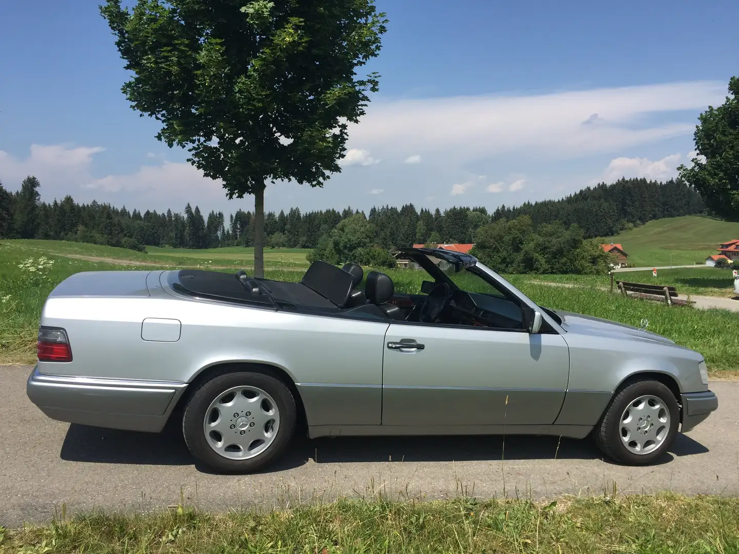Mercedes-Benz E 220 ClassicData 2+, top Zust., Historie, Scheckheft Silber - 2