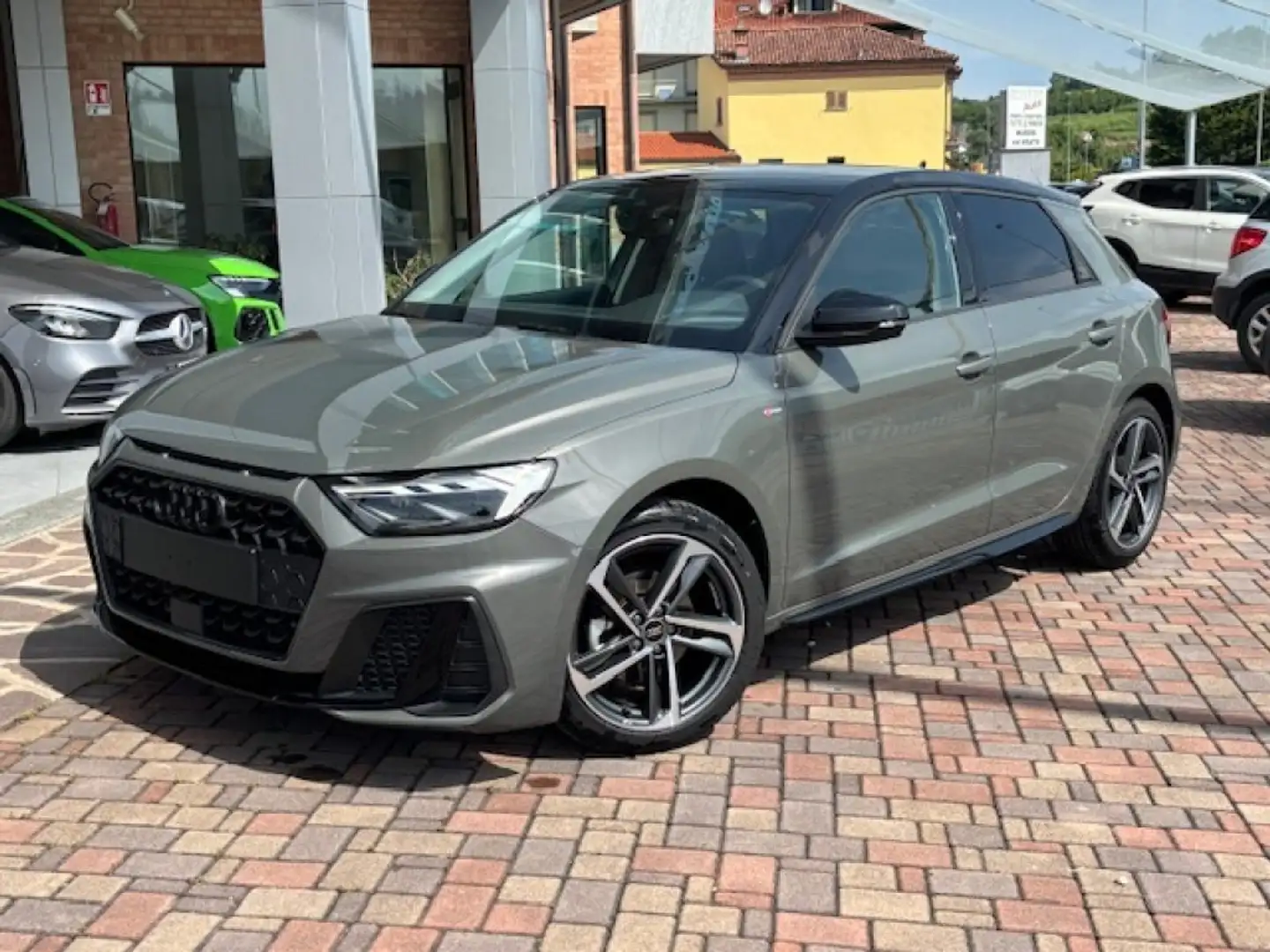 Audi A1 SPB 30 TFSI Identity Black Grau - 1