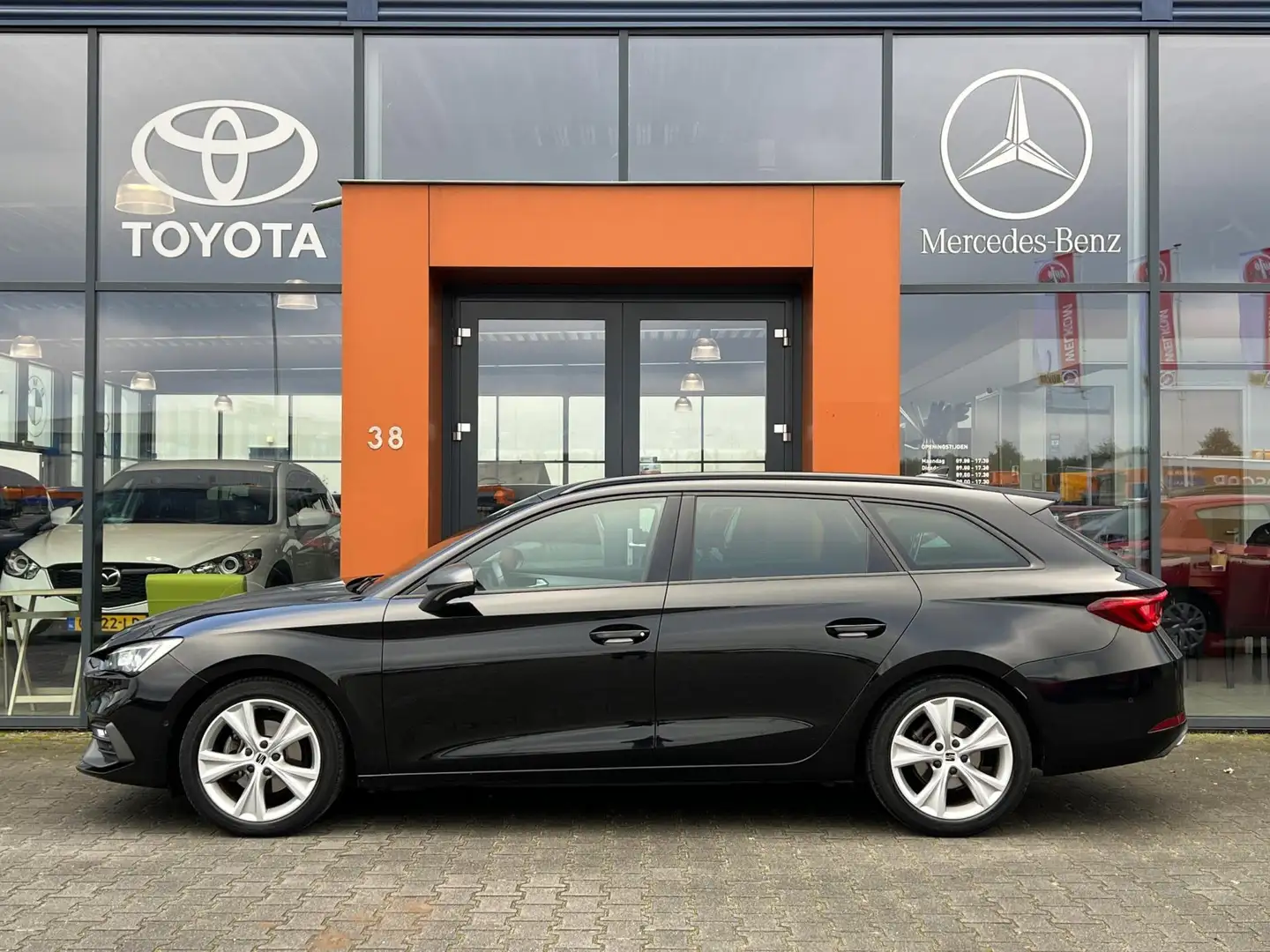 SEAT Leon Sportstourer 1.5 eTSI FR AUT.|Virtual dash|sfeerv. Schwarz - 2