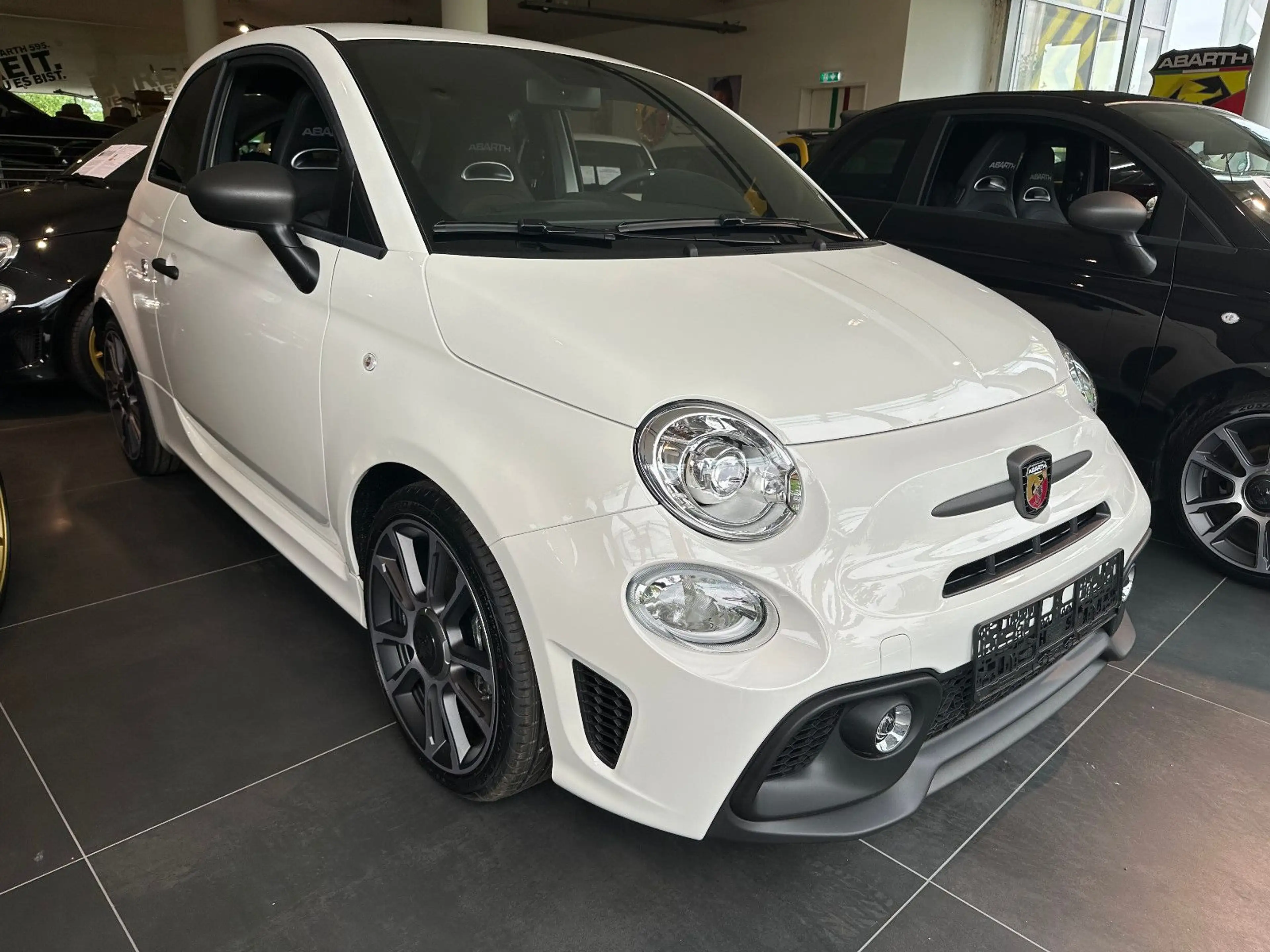 Abarth 695 1.4 T-Jet 132 kW *Beats*Xenon*Navi*Leder* — photo 2