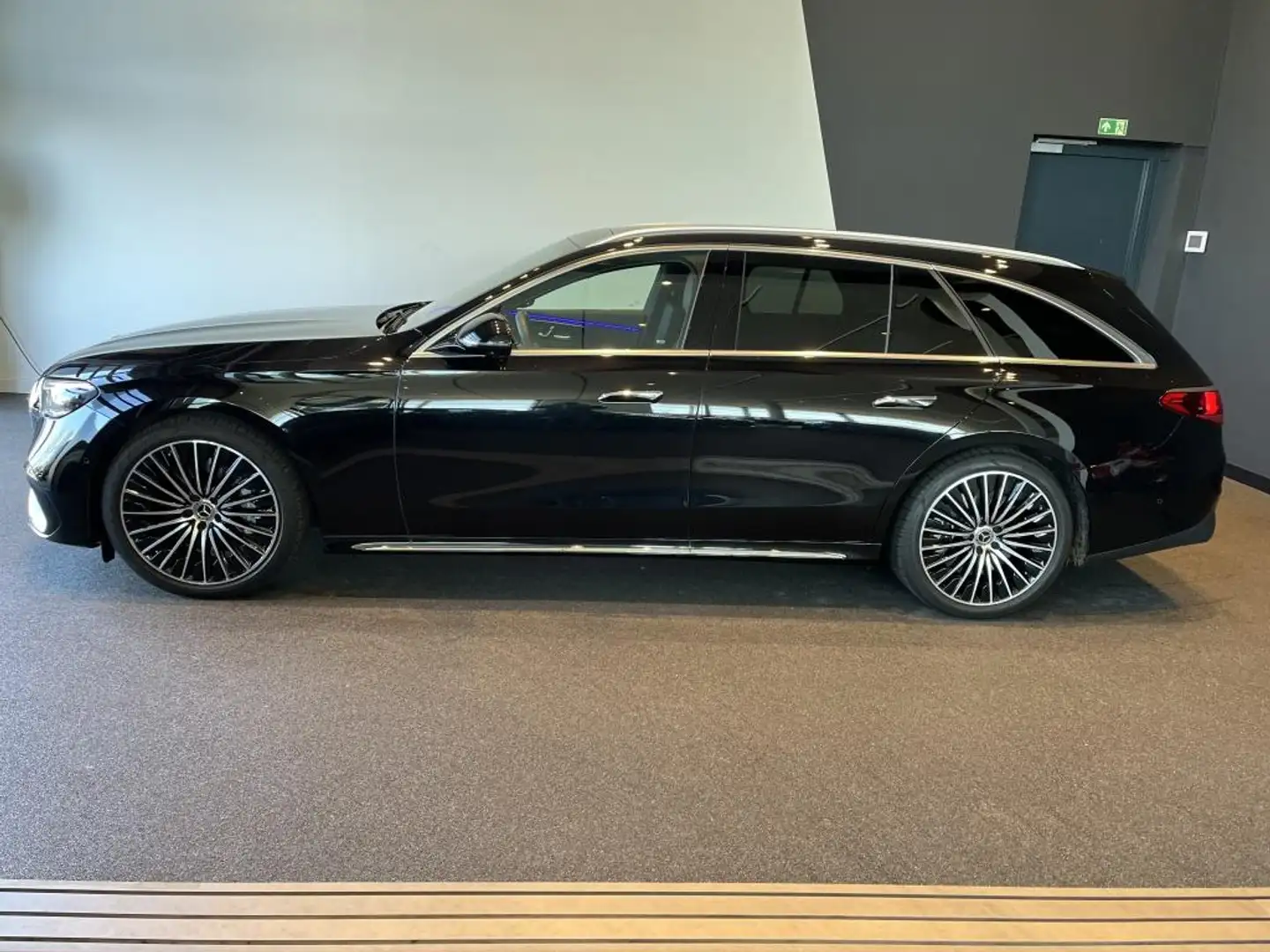 Mercedes-Benz E 450 4M T +StHz+Memory+PANO+KAMERA+AMG+MBUX+HuD Negru - 2