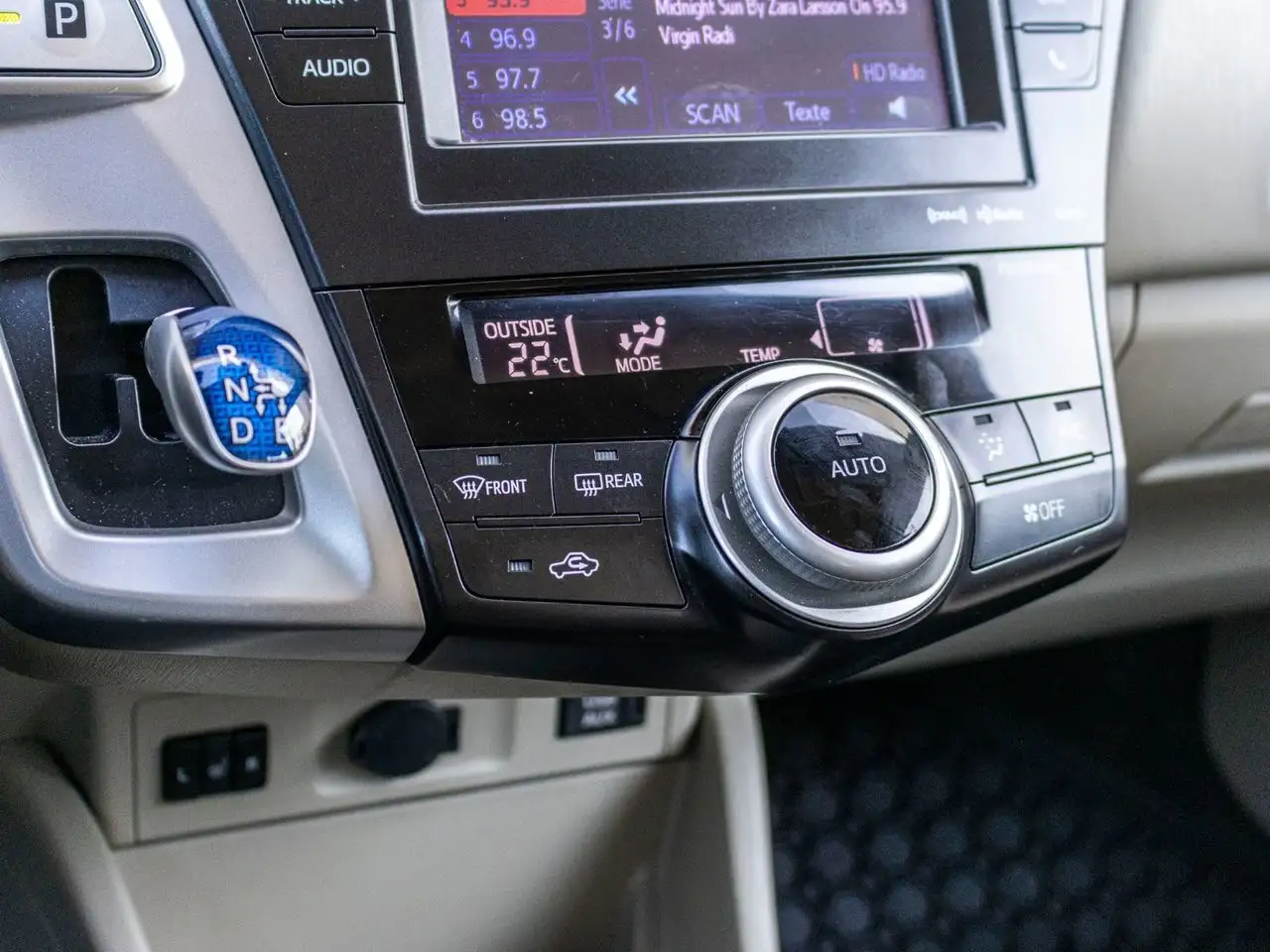 Toyota Prius v снимка Toyota Prius v