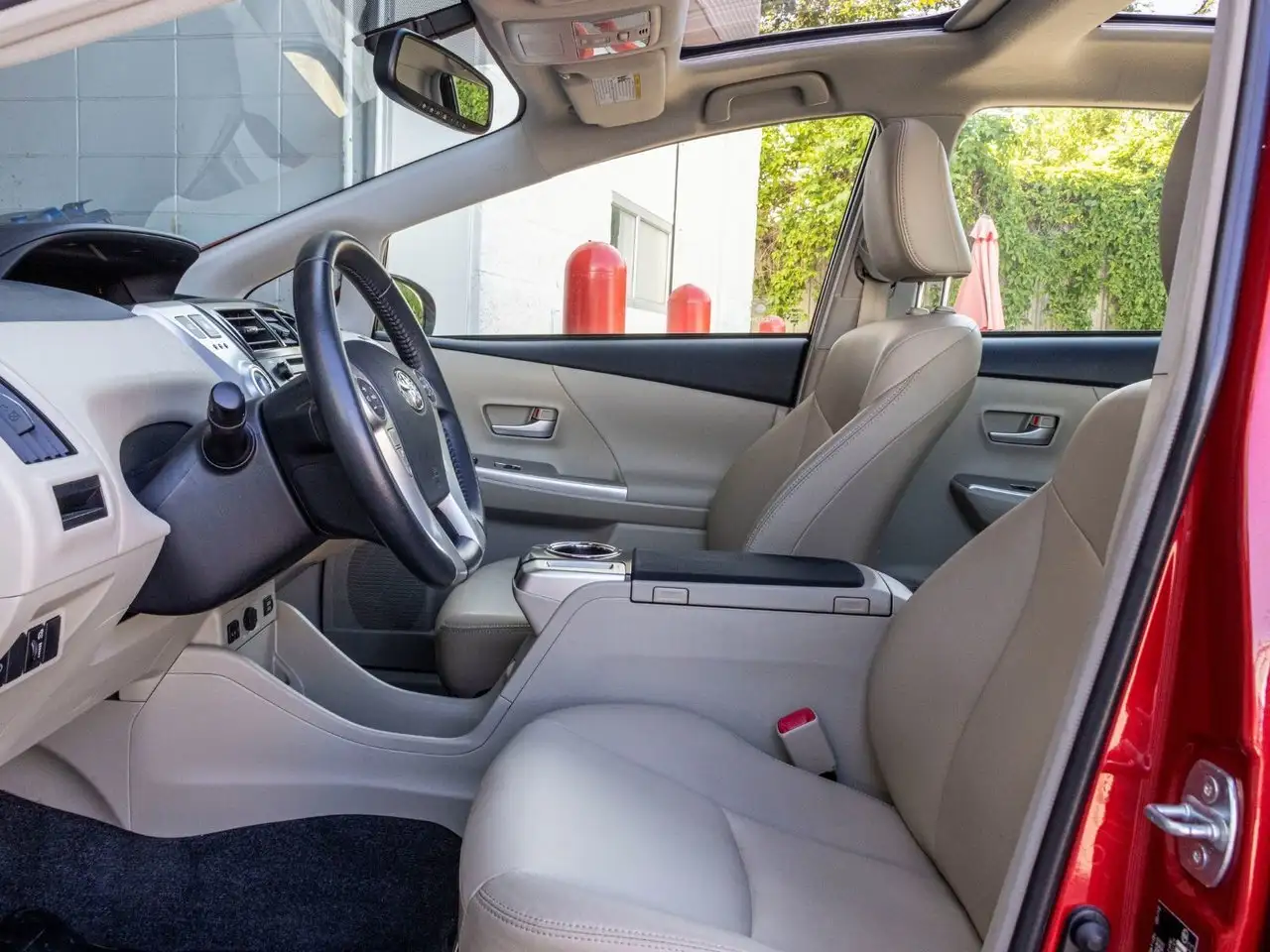 Toyota Prius v снимка Toyota Prius v