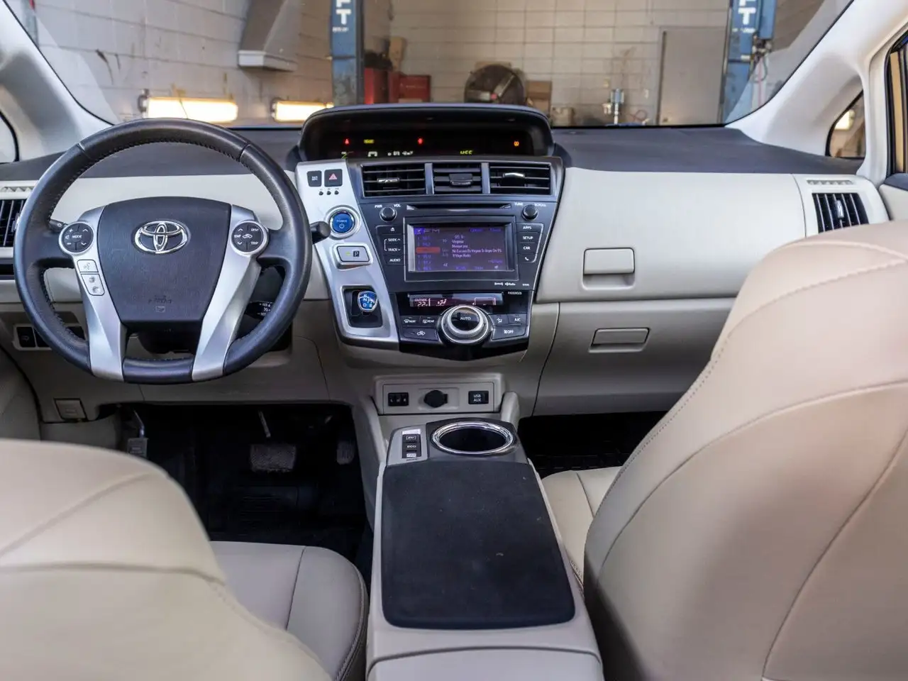 Toyota Prius v снимка Toyota Prius v