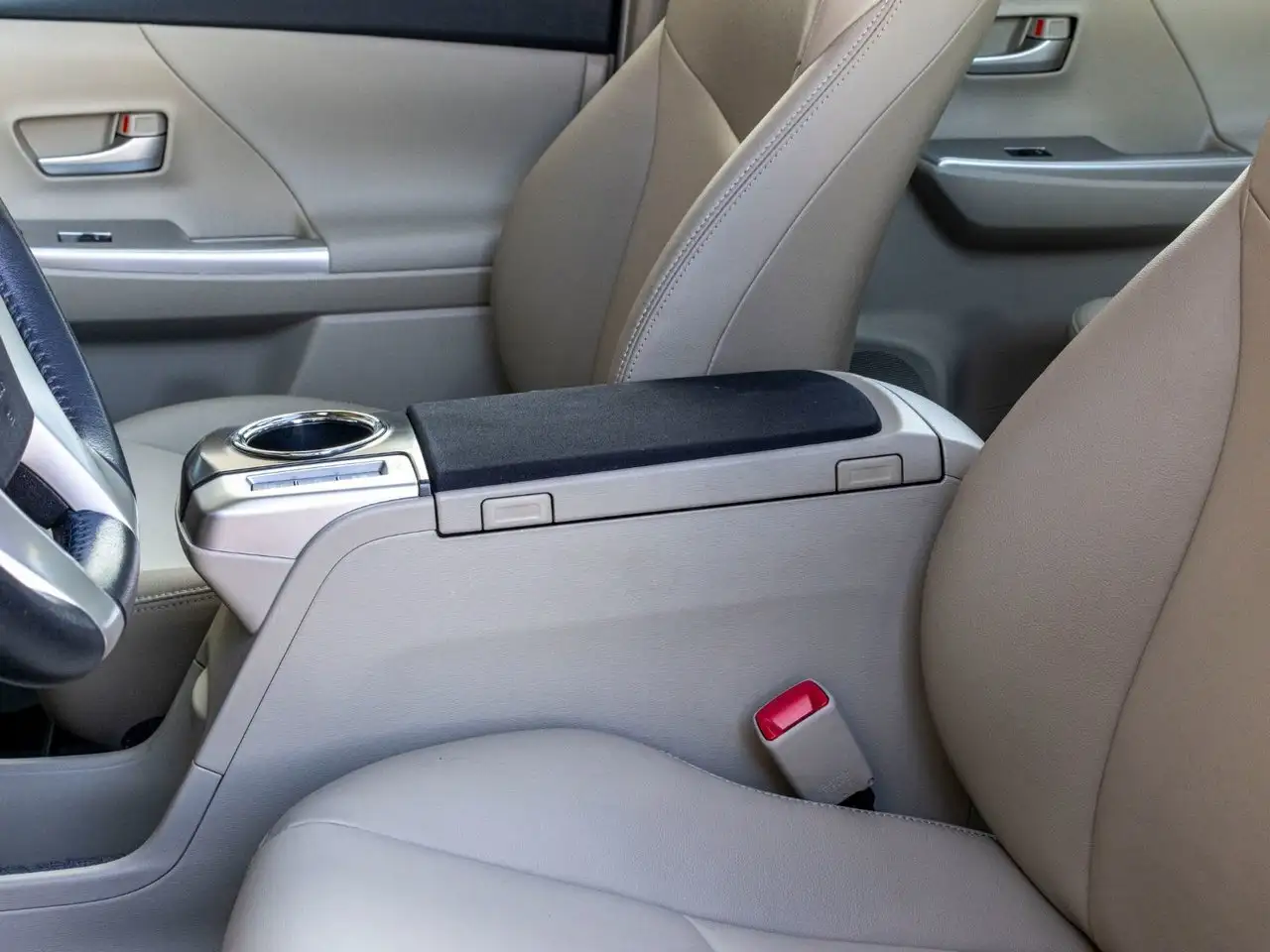 Toyota Prius v снимка Toyota Prius v