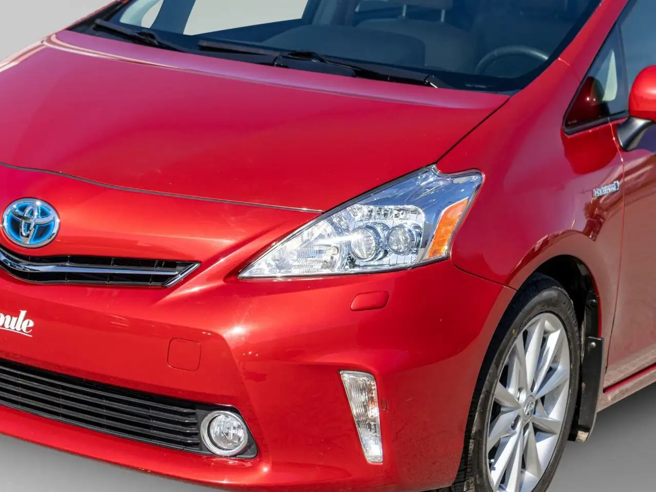 Toyota Prius v снимка Toyota Prius v