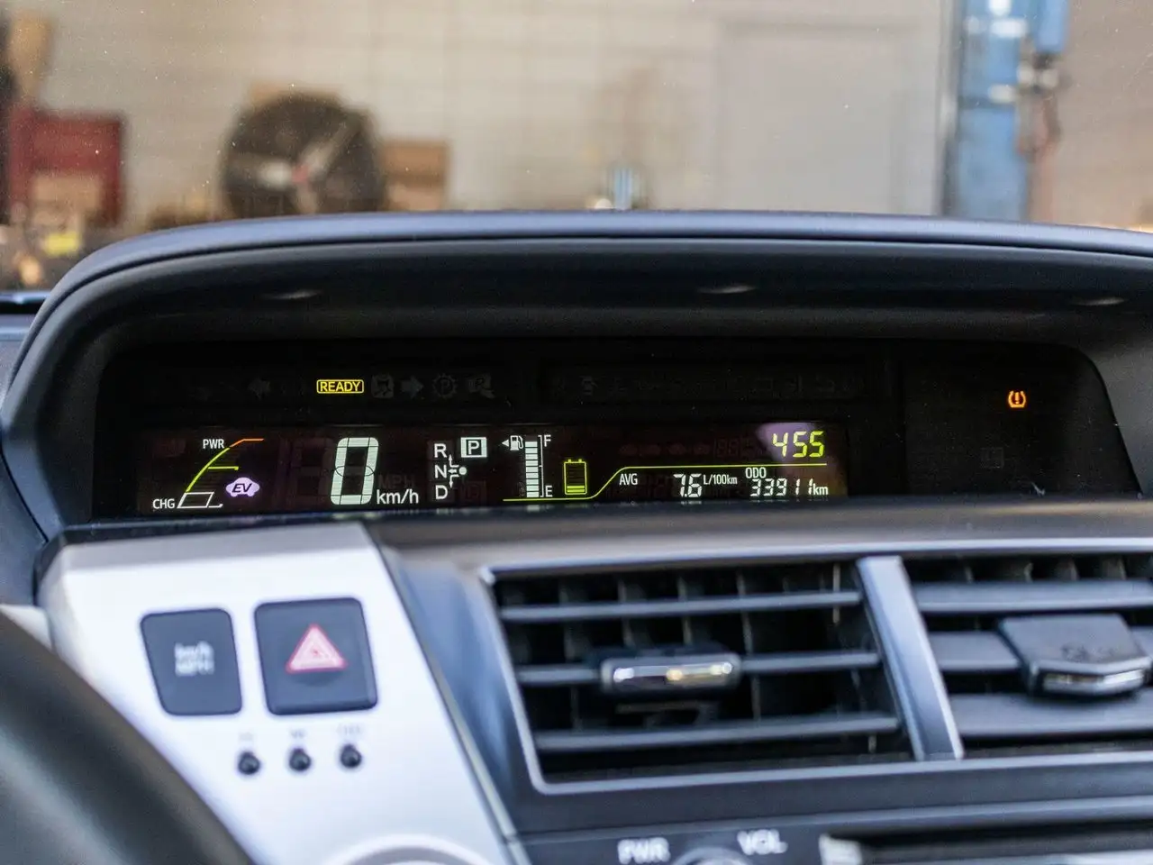 Toyota Prius v снимка Toyota Prius v
