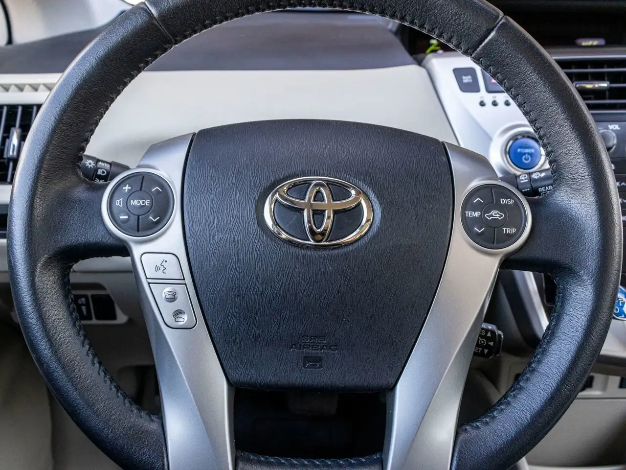 Toyota Prius v снимка Toyota Prius v