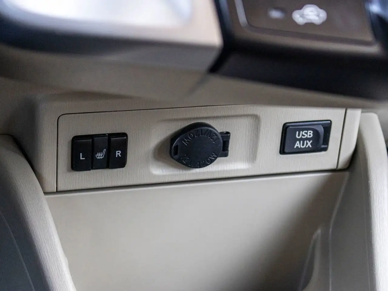 Toyota Prius v снимка Toyota Prius v