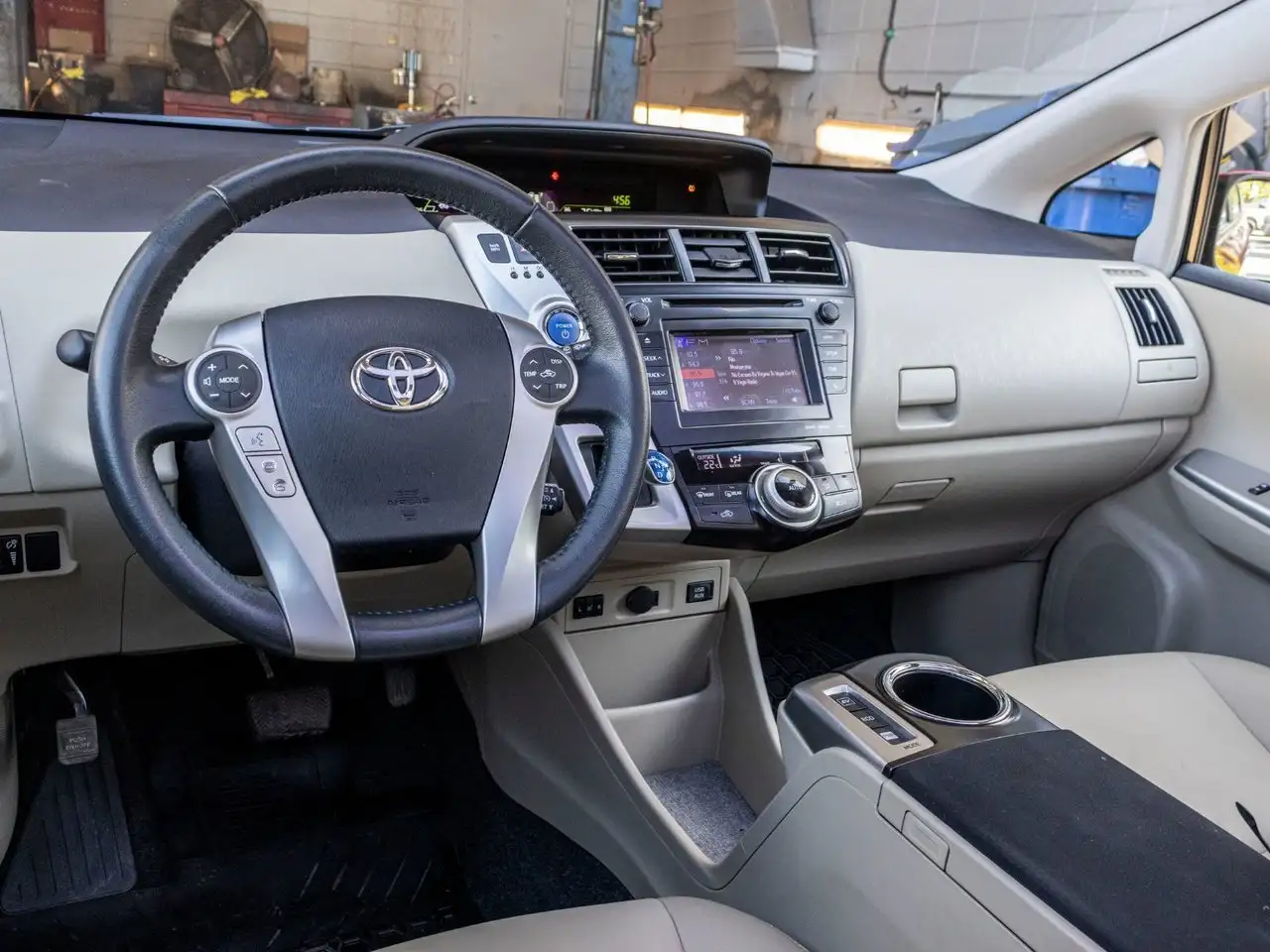 Toyota Prius v снимка Toyota Prius v