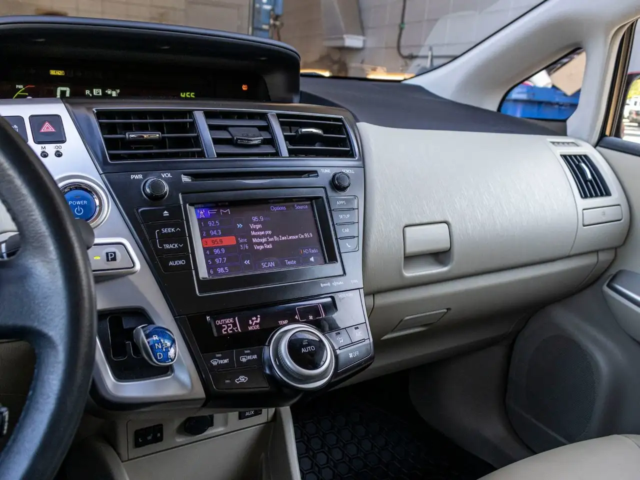 Toyota Prius v снимка Toyota Prius v