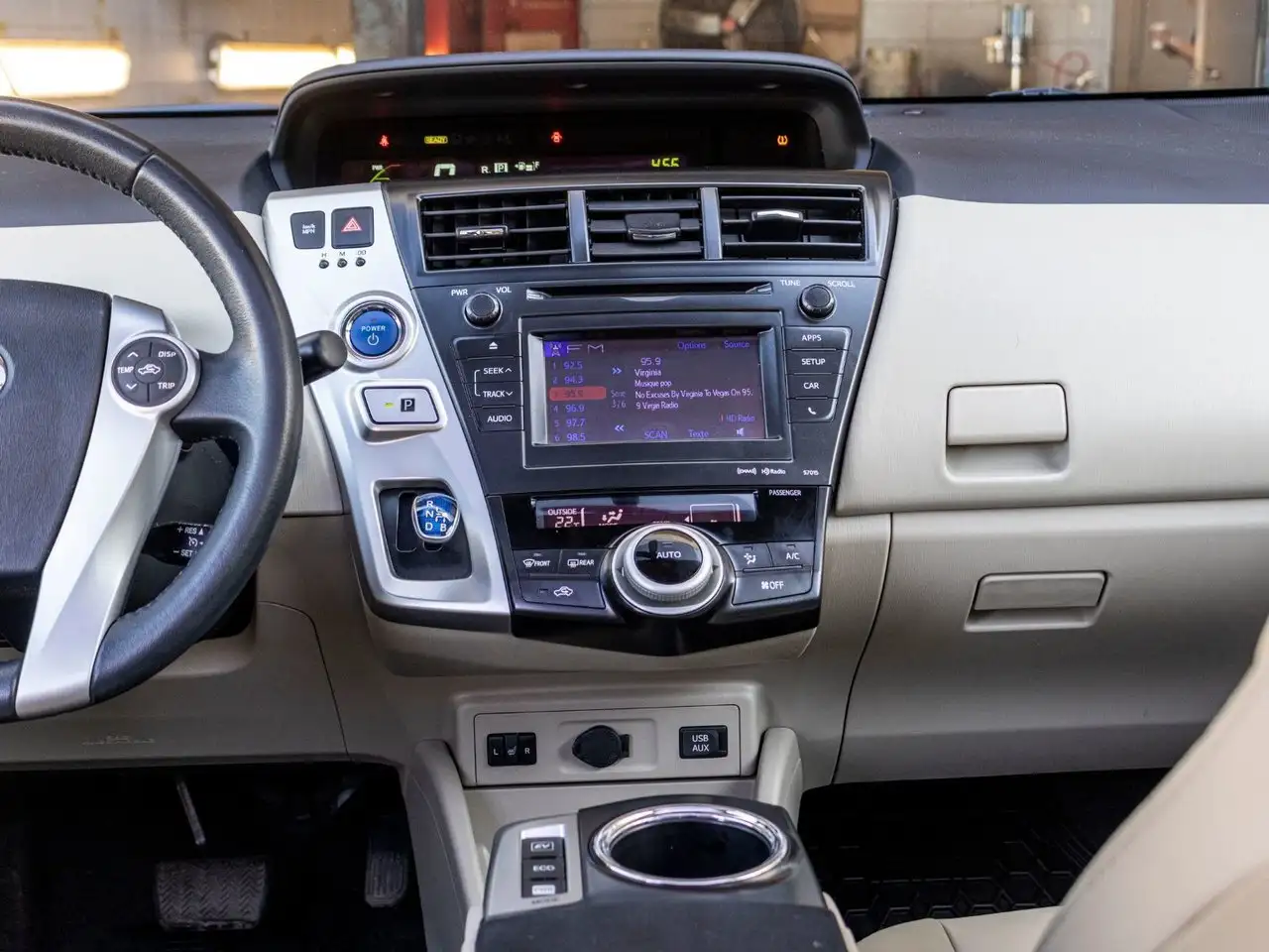 Toyota Prius v снимка Toyota Prius v