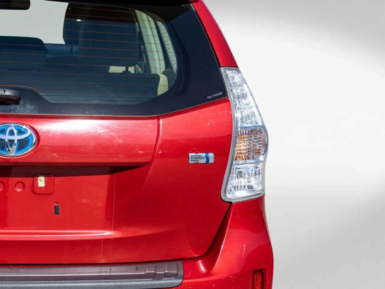Toyota Prius v снимка Toyota Prius v