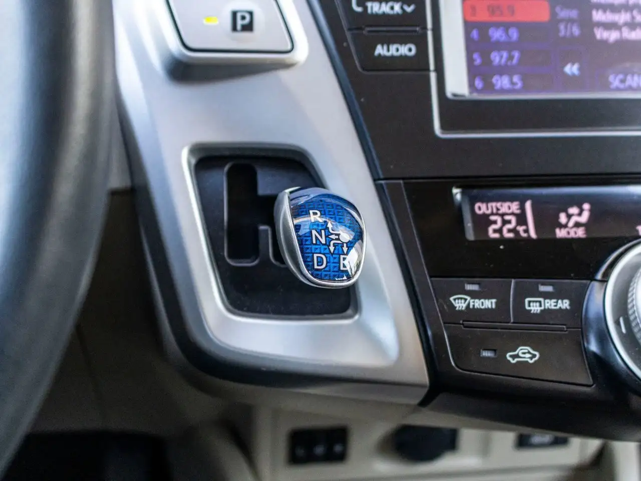 Toyota Prius v снимка Toyota Prius v