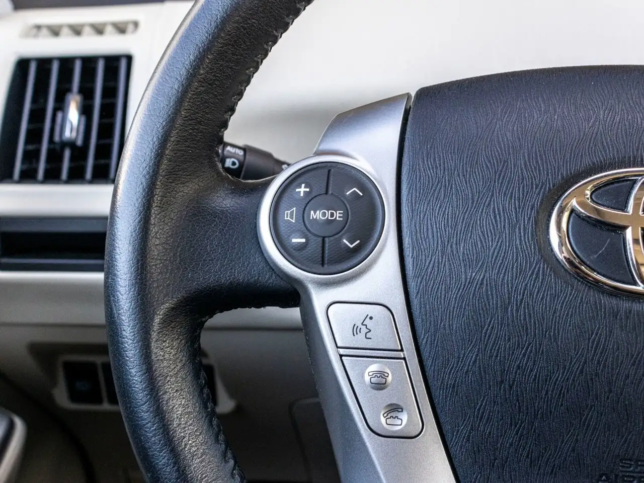 Toyota Prius v снимка Toyota Prius v