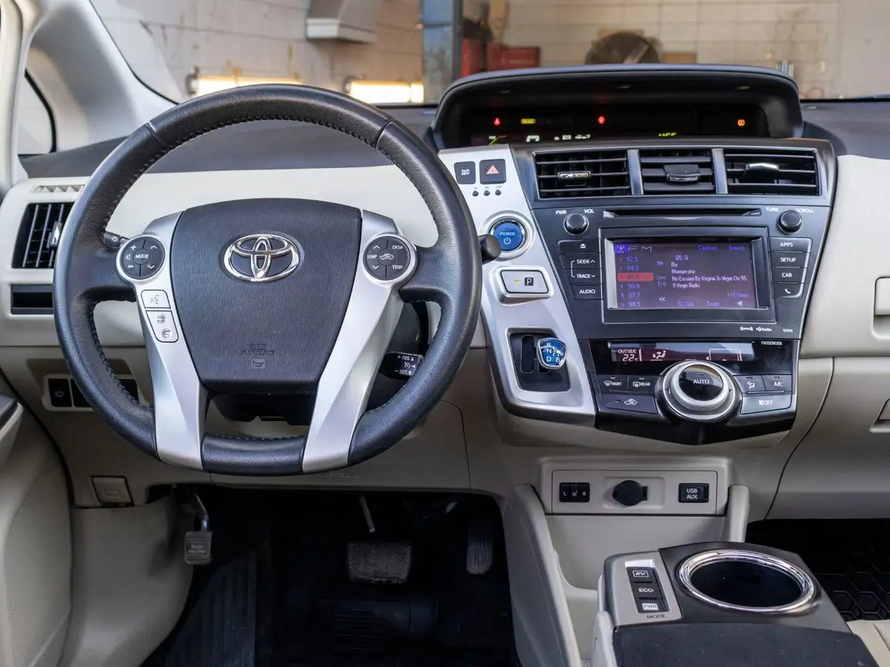 Toyota Prius v снимка Toyota Prius v