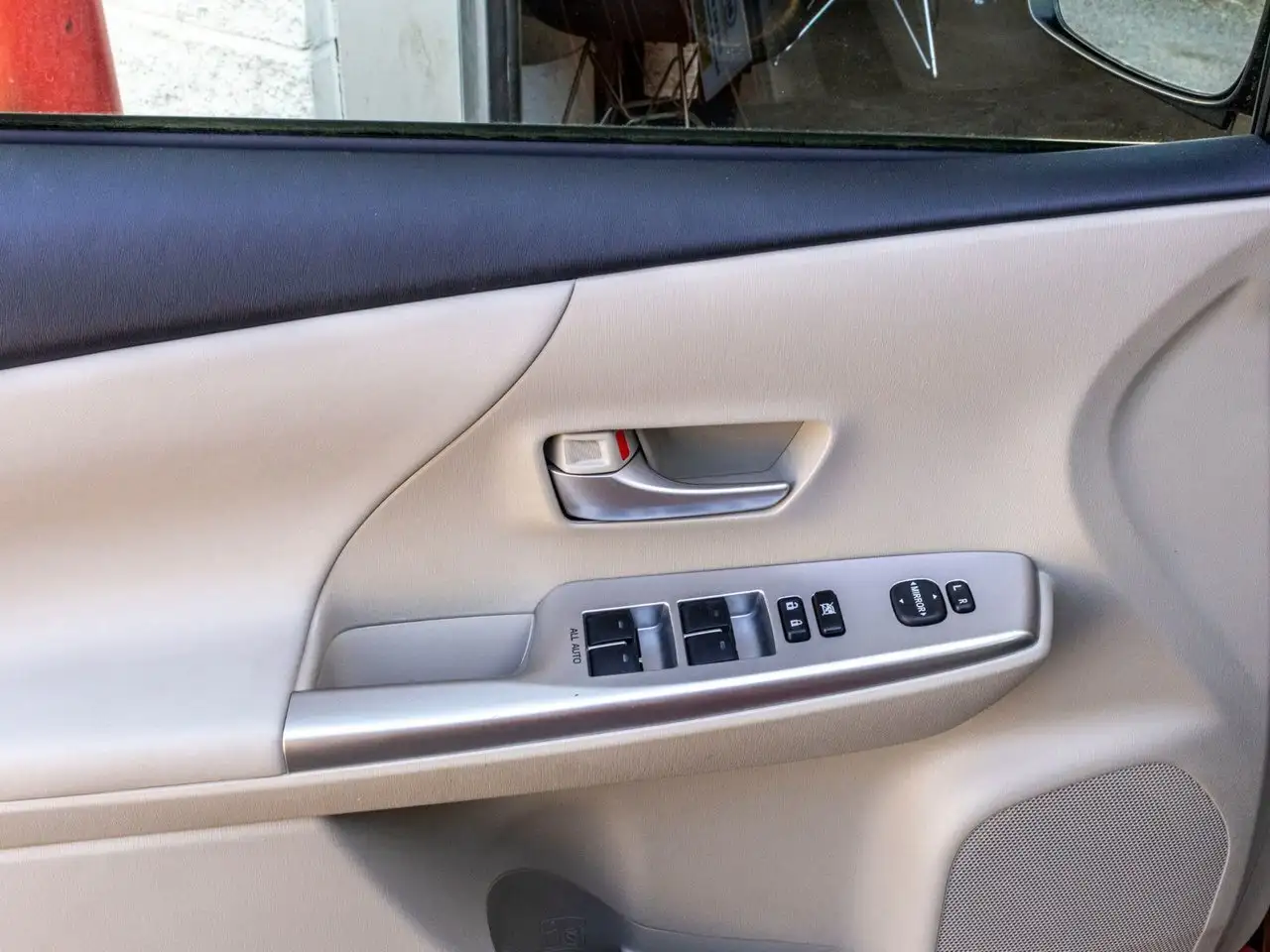 Toyota Prius v снимка Toyota Prius v