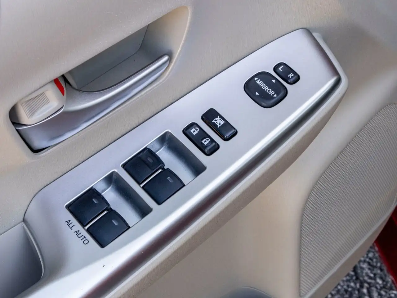 Toyota Prius v снимка Toyota Prius v
