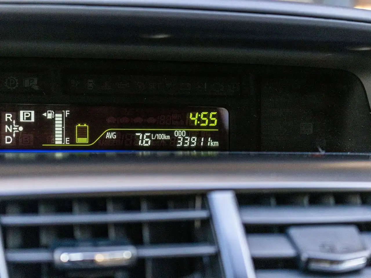 Toyota Prius v снимка Toyota Prius v
