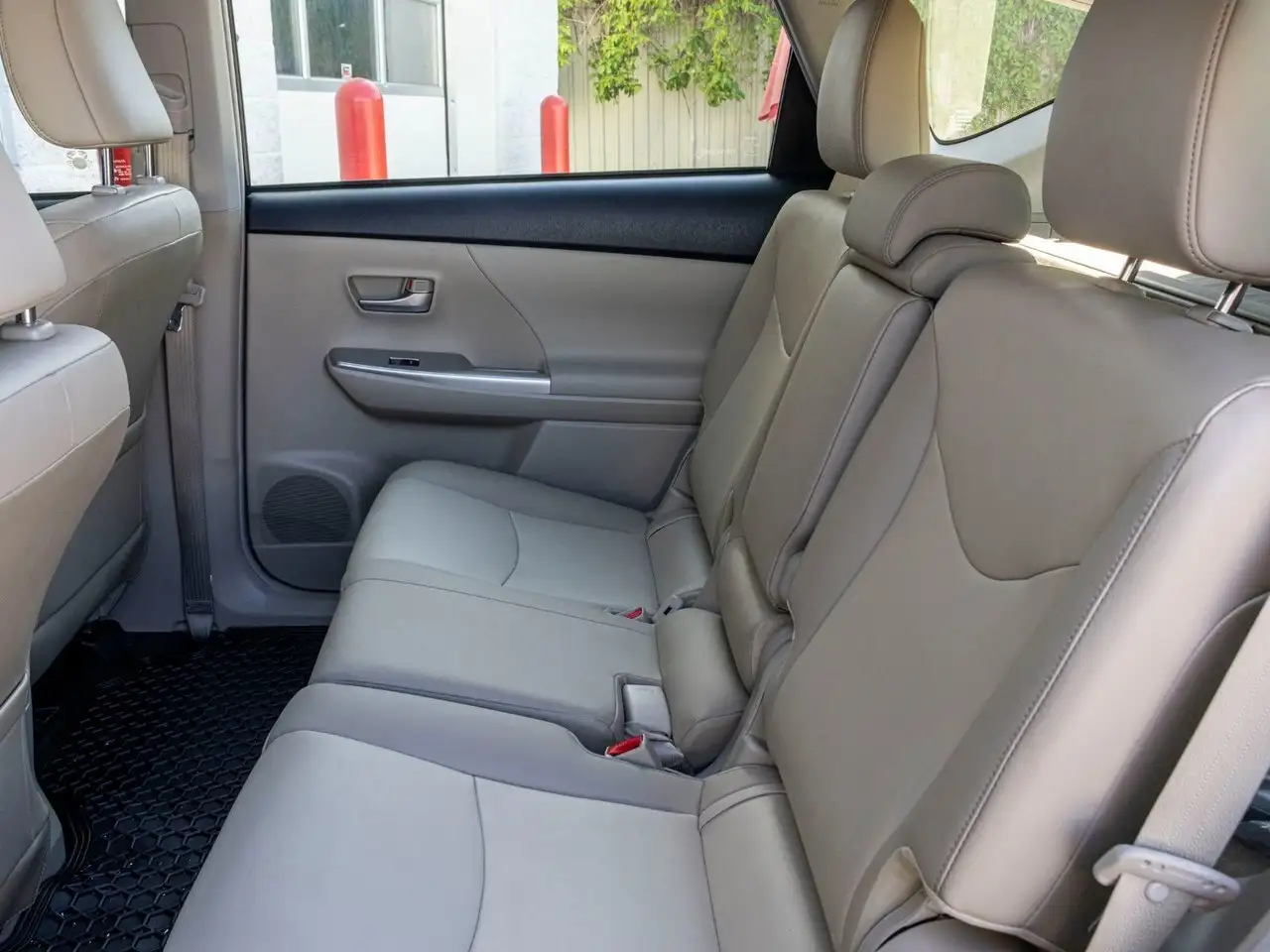 Toyota Prius v снимка Toyota Prius v