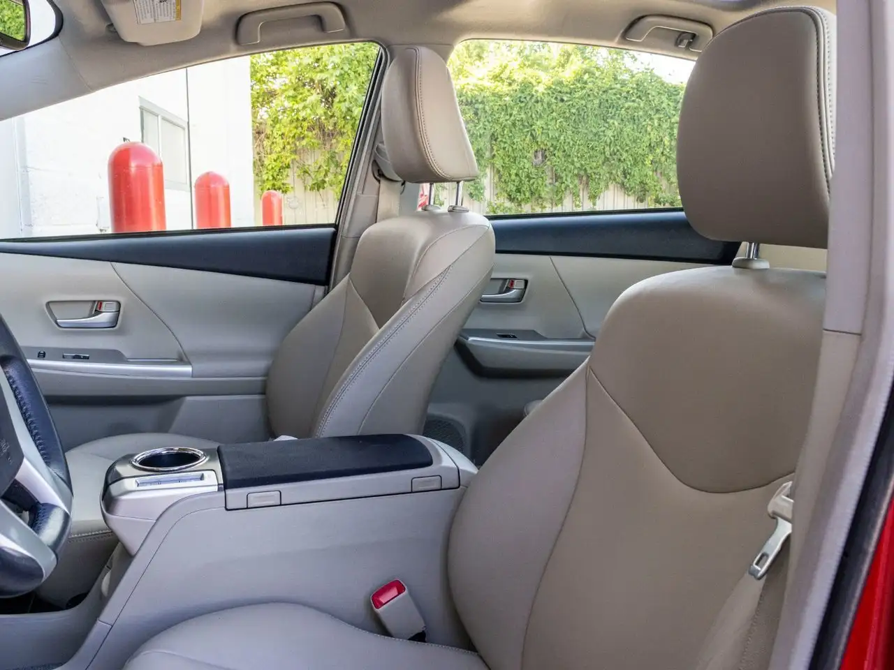 Toyota Prius v снимка Toyota Prius v