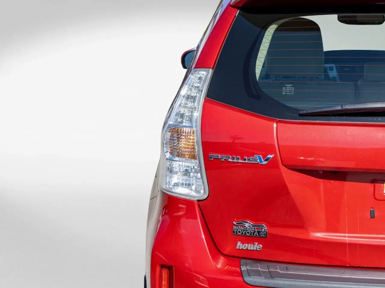 Toyota Prius v снимка Toyota Prius v
