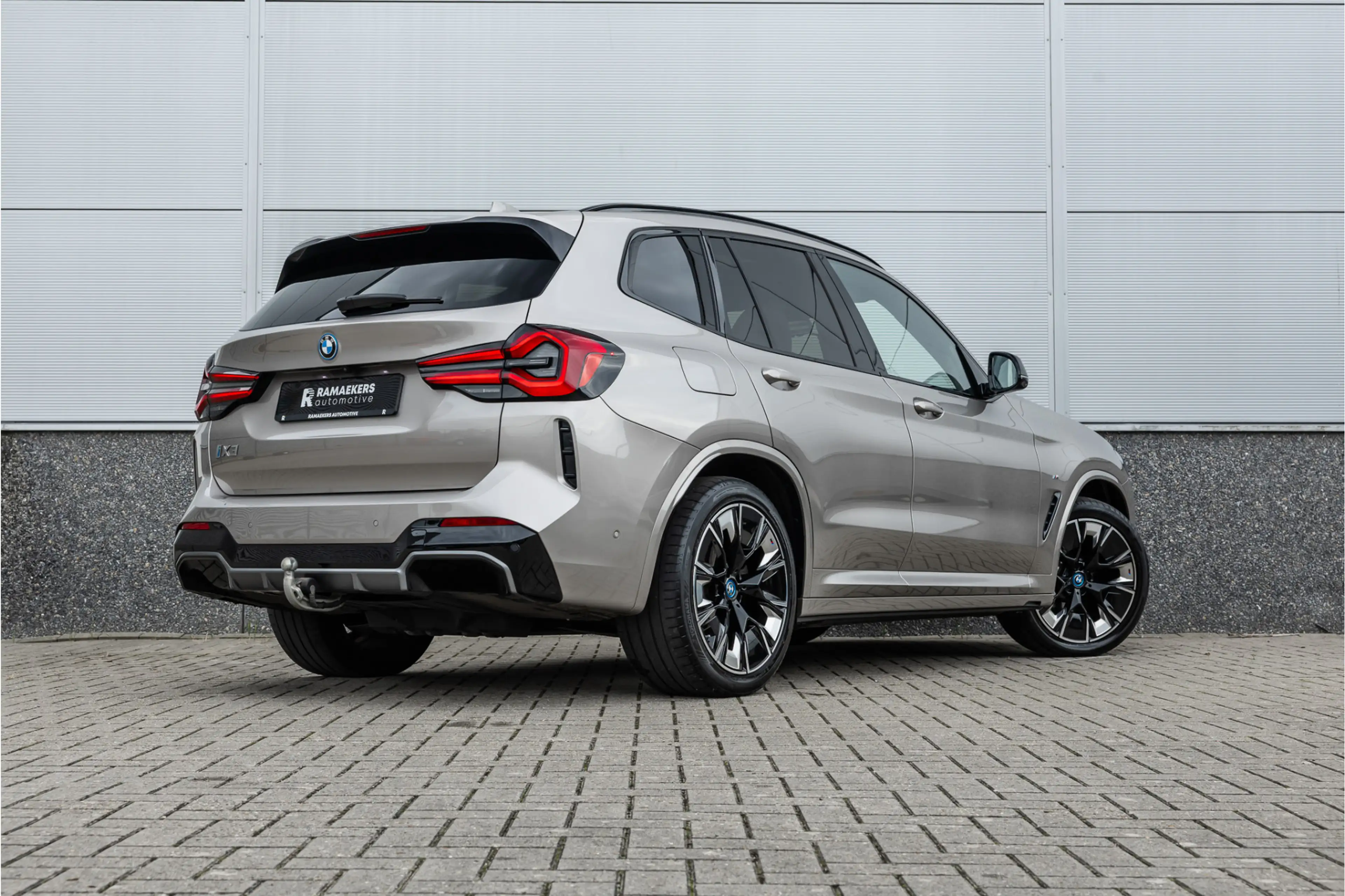 BMW iX3 High Executive 80 kWh — photo 2