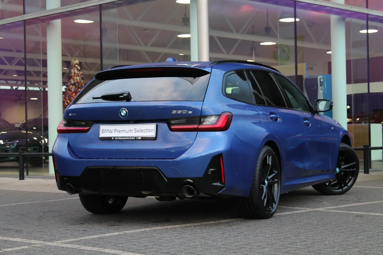 BMW 330 3 Serie Touring 330e xDrive High Executive M Sport Blauw - 2