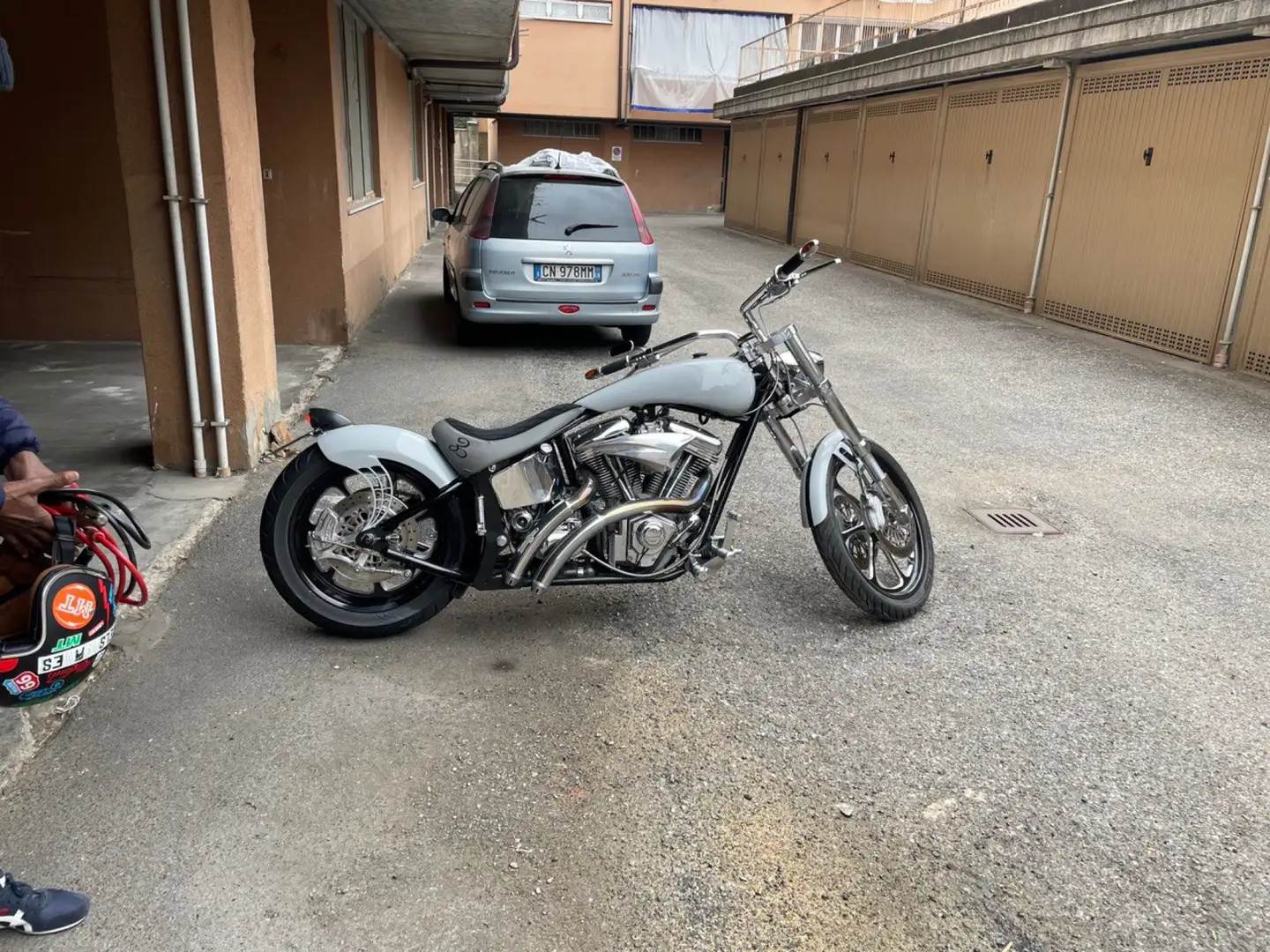 Harley-Davidson Custom Bike Softail Breakout Plateado - 2