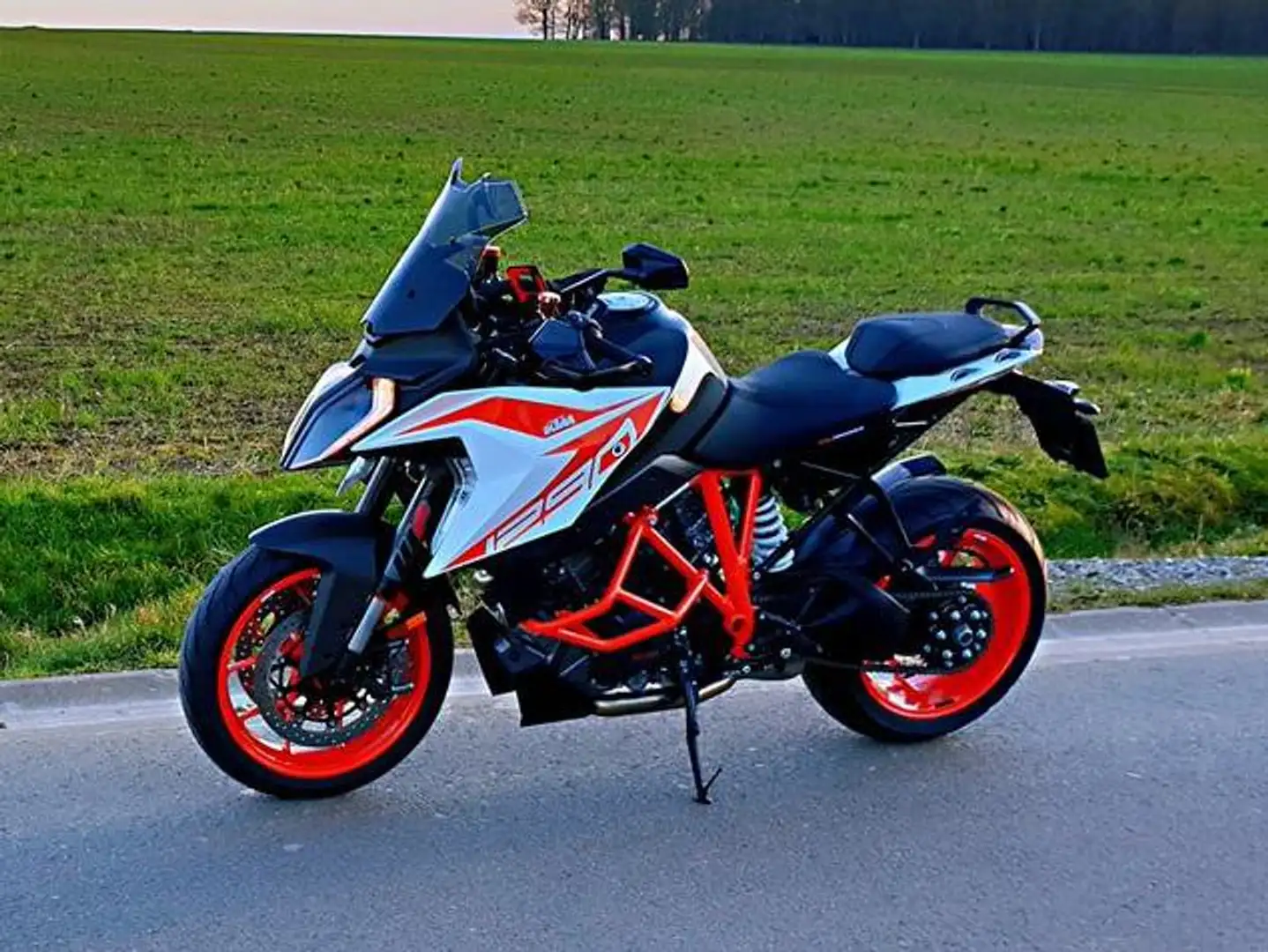 KTM 1290 Super Duke GT Wit - 2