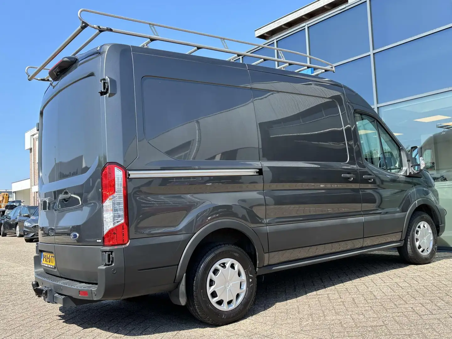 Ford Transit 350 2.0 TDCI L2H2 Trend 130PK 3-zit Trekhaak Camer Grijs - 2