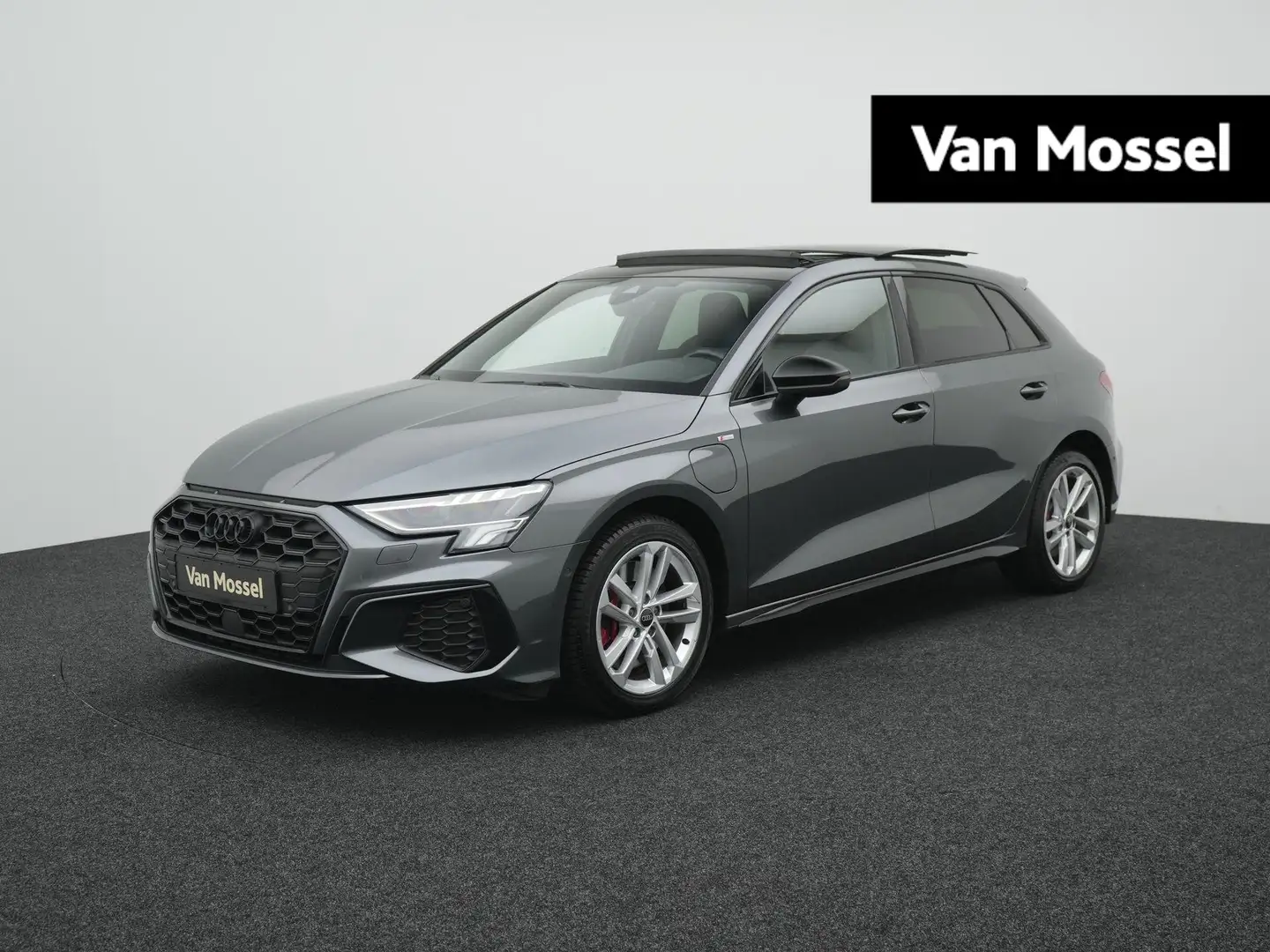 Audi A3 Sportback 45 TFSI e S edition Competition | PANORA Grijs - 1