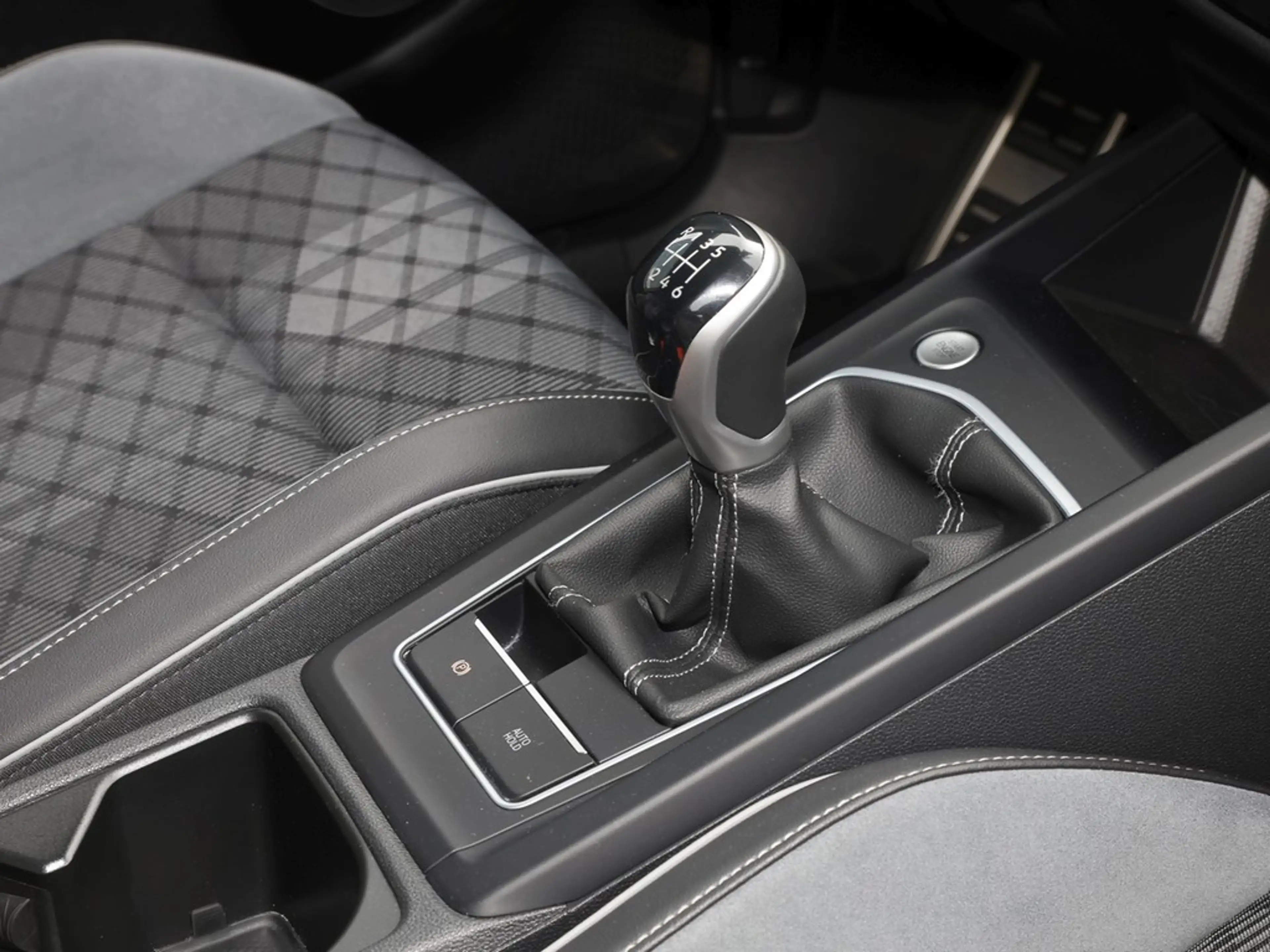 Volkswagen Golf VIII 1.5 TSI R-Line Navi/RFK/LED — photo 9