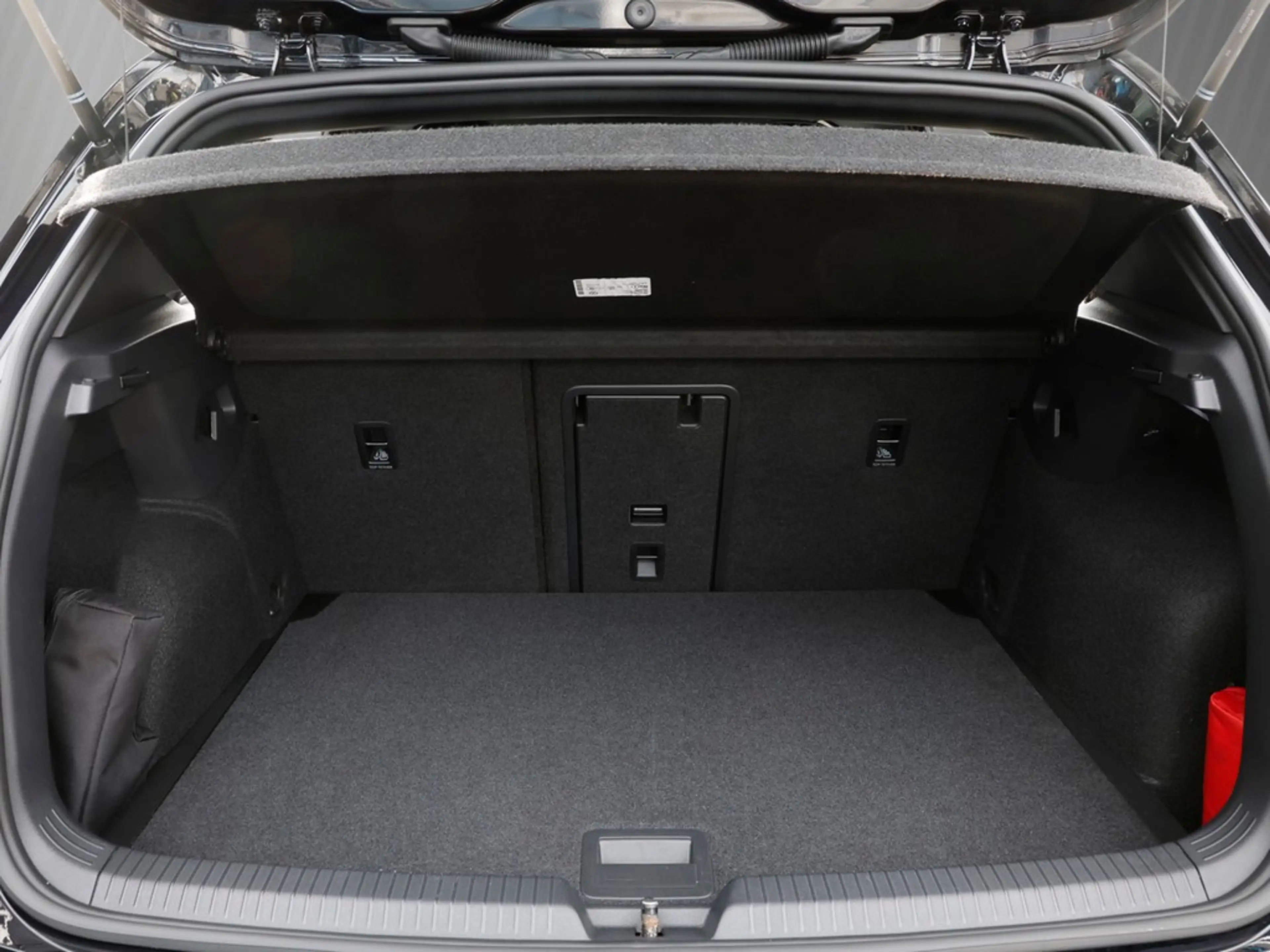 Volkswagen Golf VIII 1.5 TSI R-Line Navi/RFK/LED — photo 6