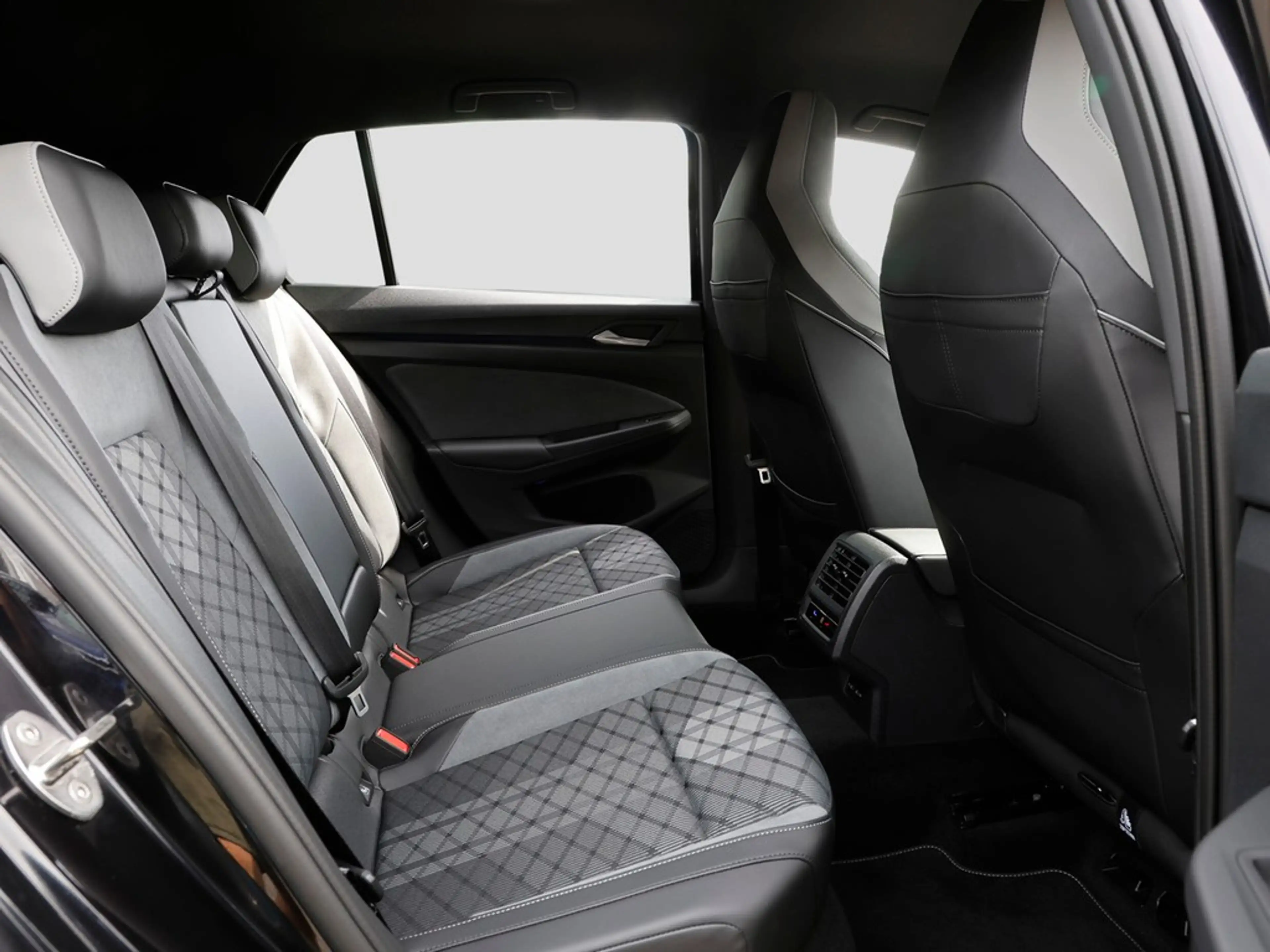 Volkswagen Golf VIII 1.5 TSI R-Line Navi/RFK/LED — photo 10