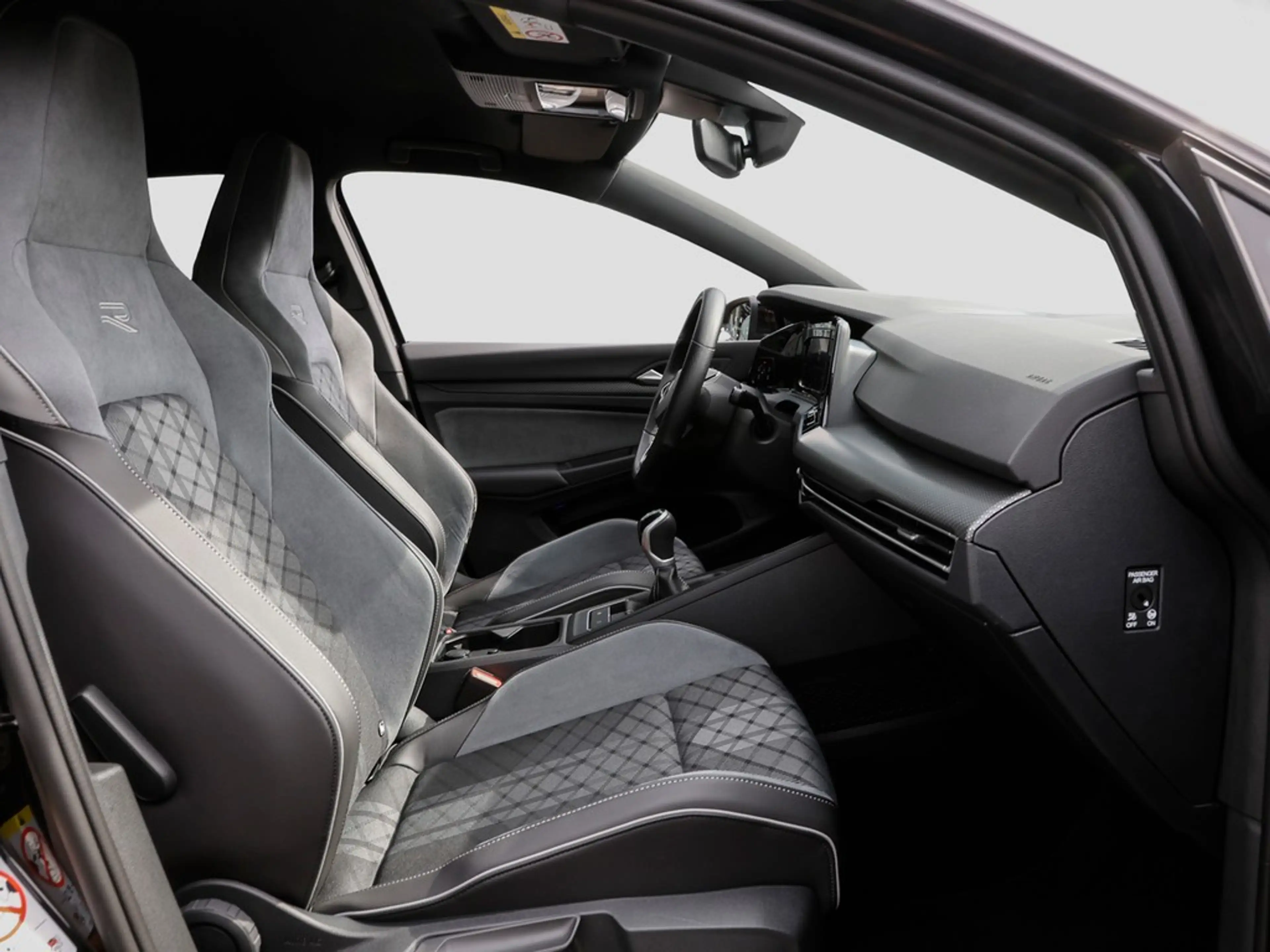 Volkswagen Golf VIII 1.5 TSI R-Line Navi/RFK/LED — photo 7