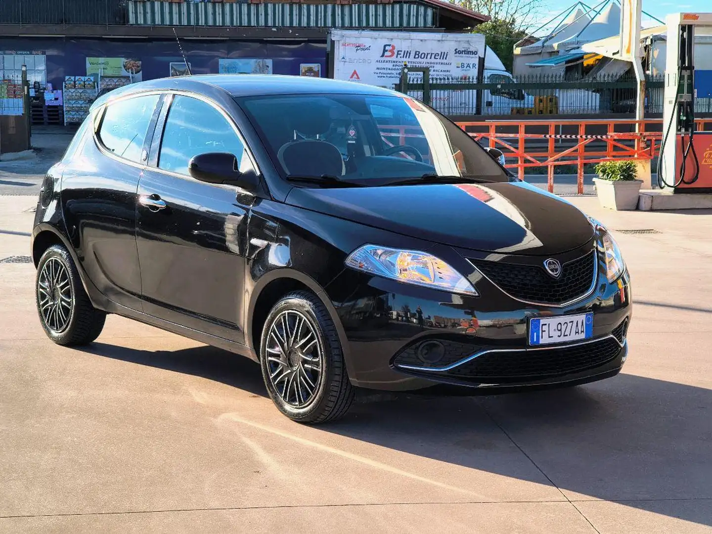 Lancia Ypsilon 1.2 69 CV 5p. GPL Ecochic Gold Noir - 1