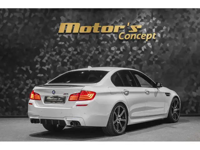 BMW M5 view 3