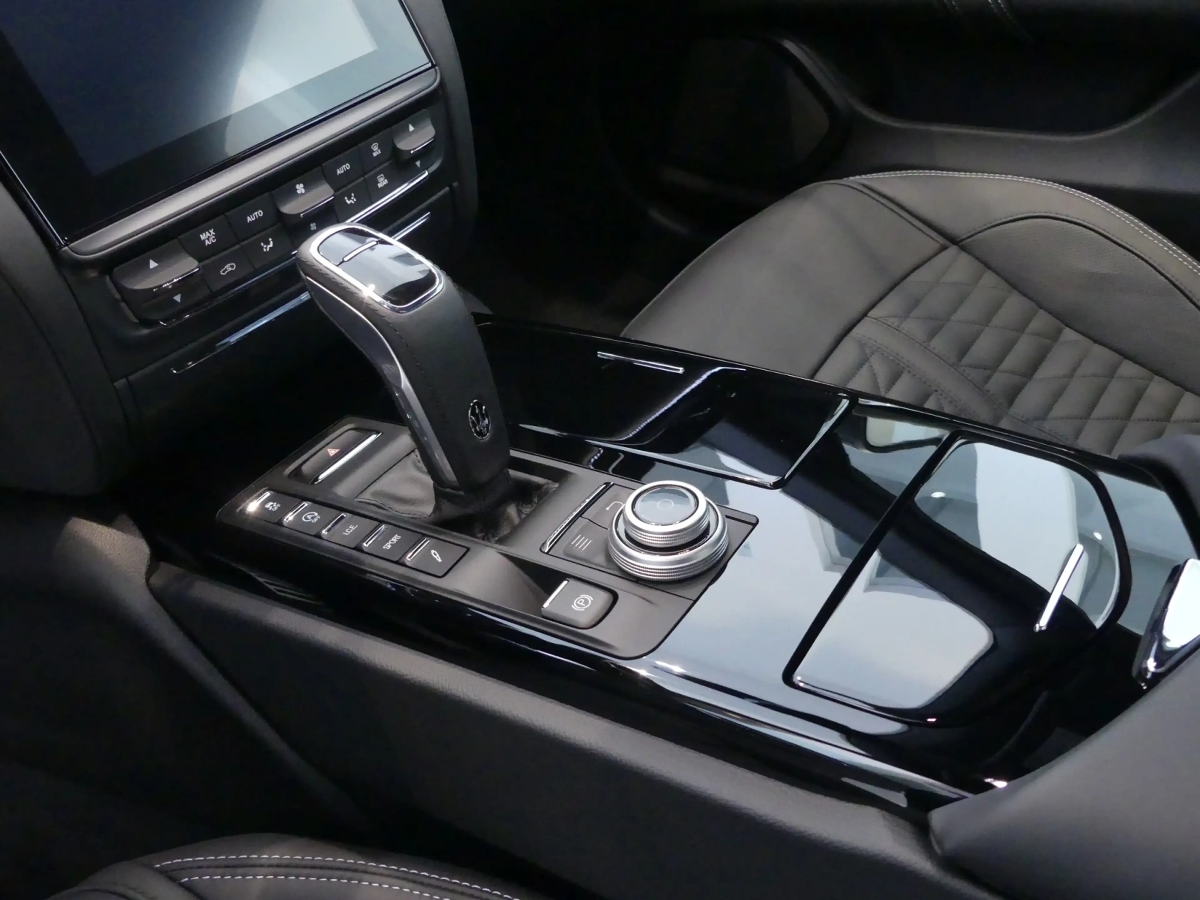 Maserati Quattroporte S Q4 — photo 13