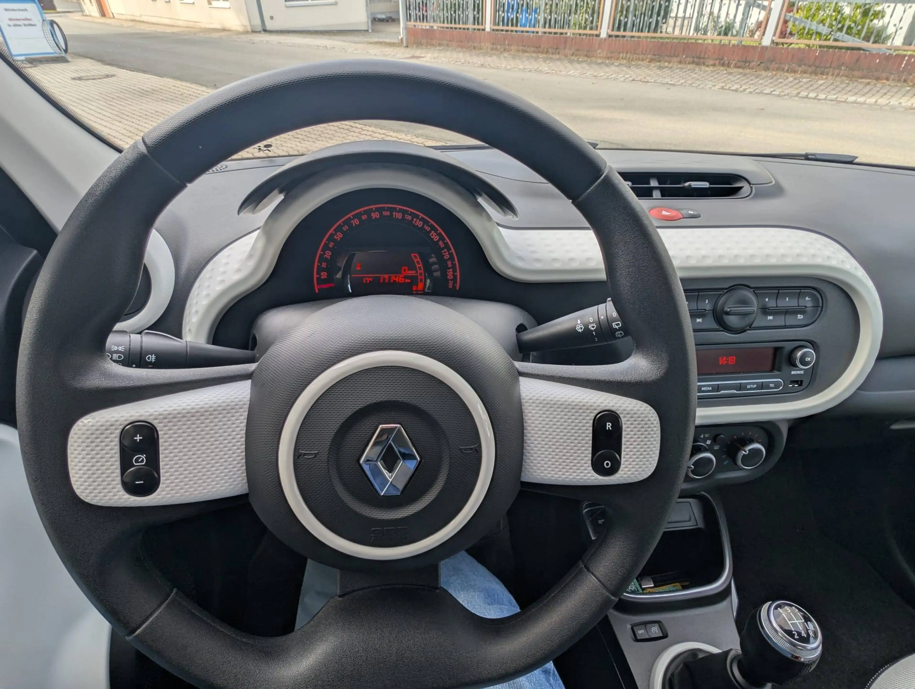Renault Twingo Limited — photo 9