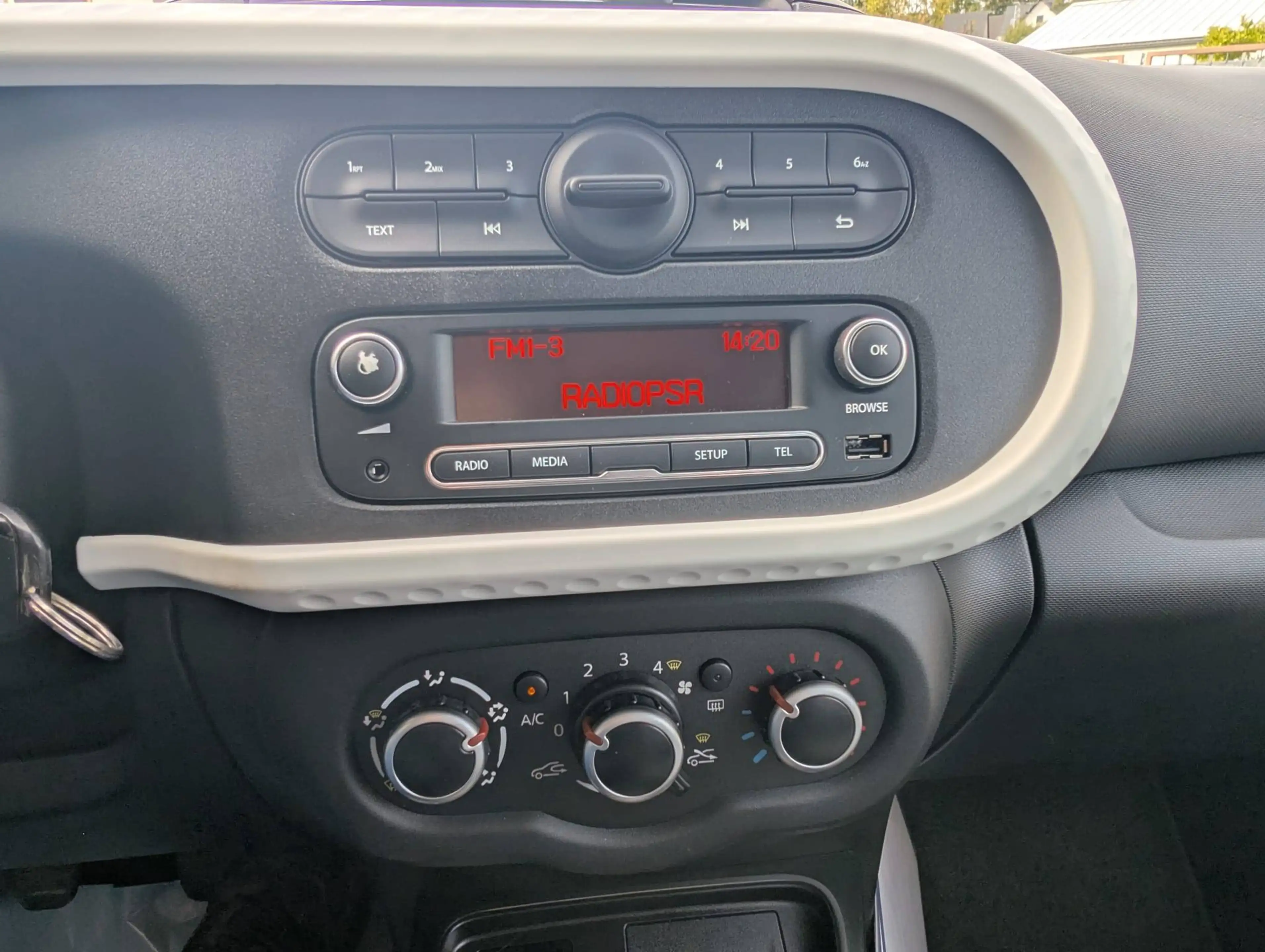 Renault Twingo Limited — photo 12