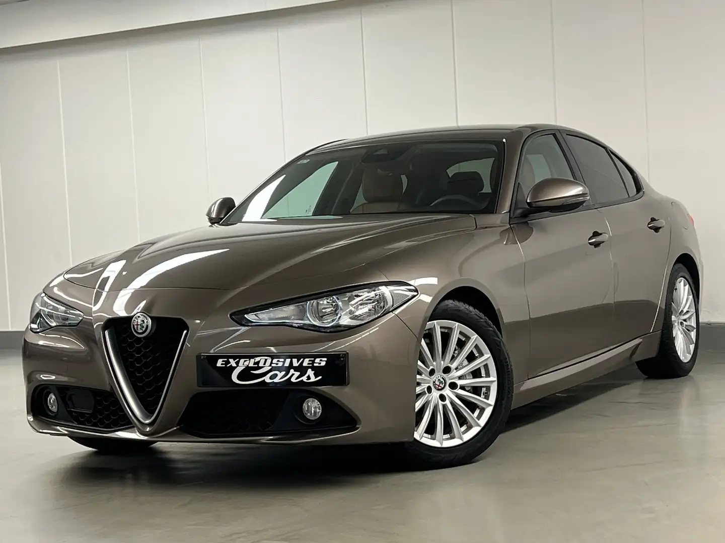 Alfa Romeo Giulia 2.2 JTDM 136 CV !! 1ere MAIN !! GPS CUIR CLIM REG Brun - 1