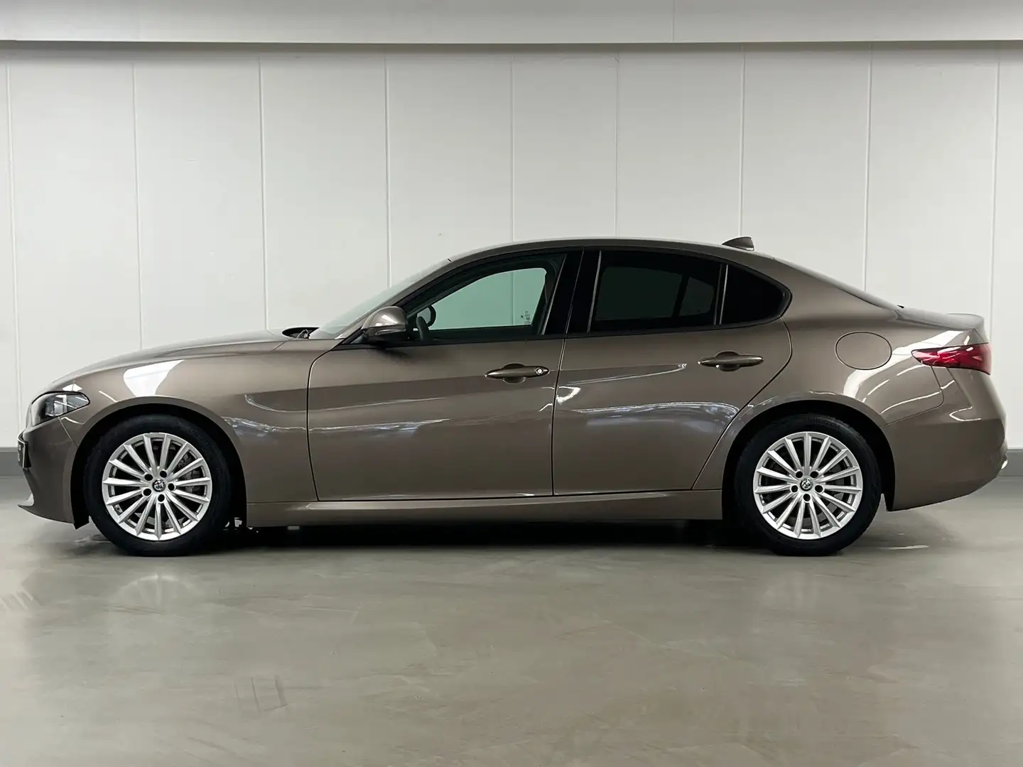 Alfa Romeo Giulia 2.2 JTDM 136 CV !! 1ere MAIN !! GPS CUIR CLIM REG Brun - 2