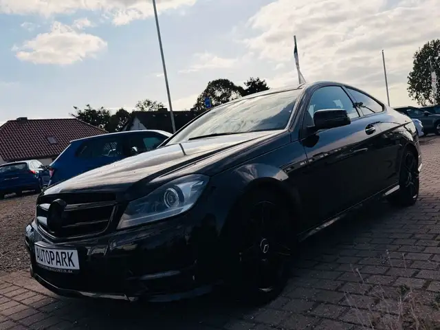 Mercedes-Benz 220 view 2