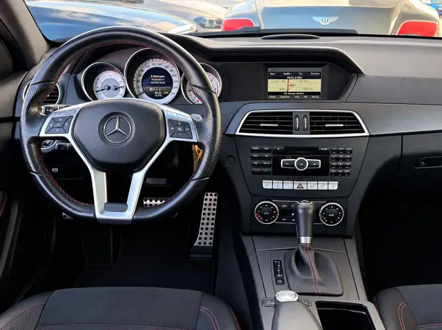 Mercedes-Benz 220 view 12