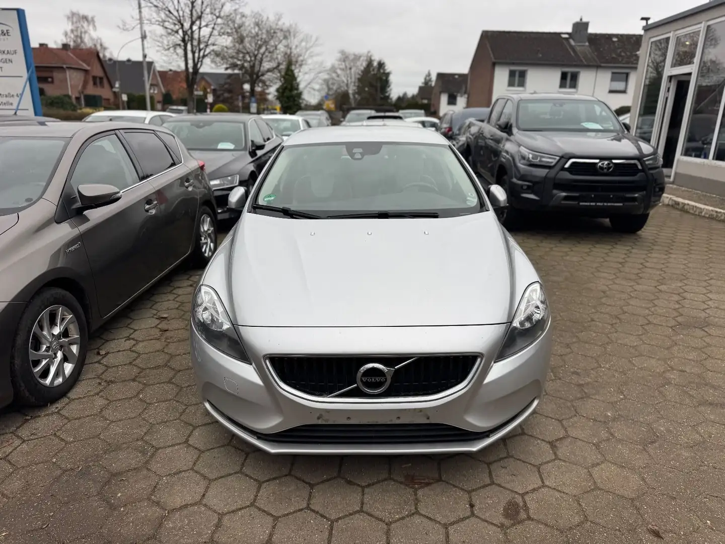 Volvo V40 D4 Auto Momentum 190PS Euro6 *Navi*guter Zus Silber - 2