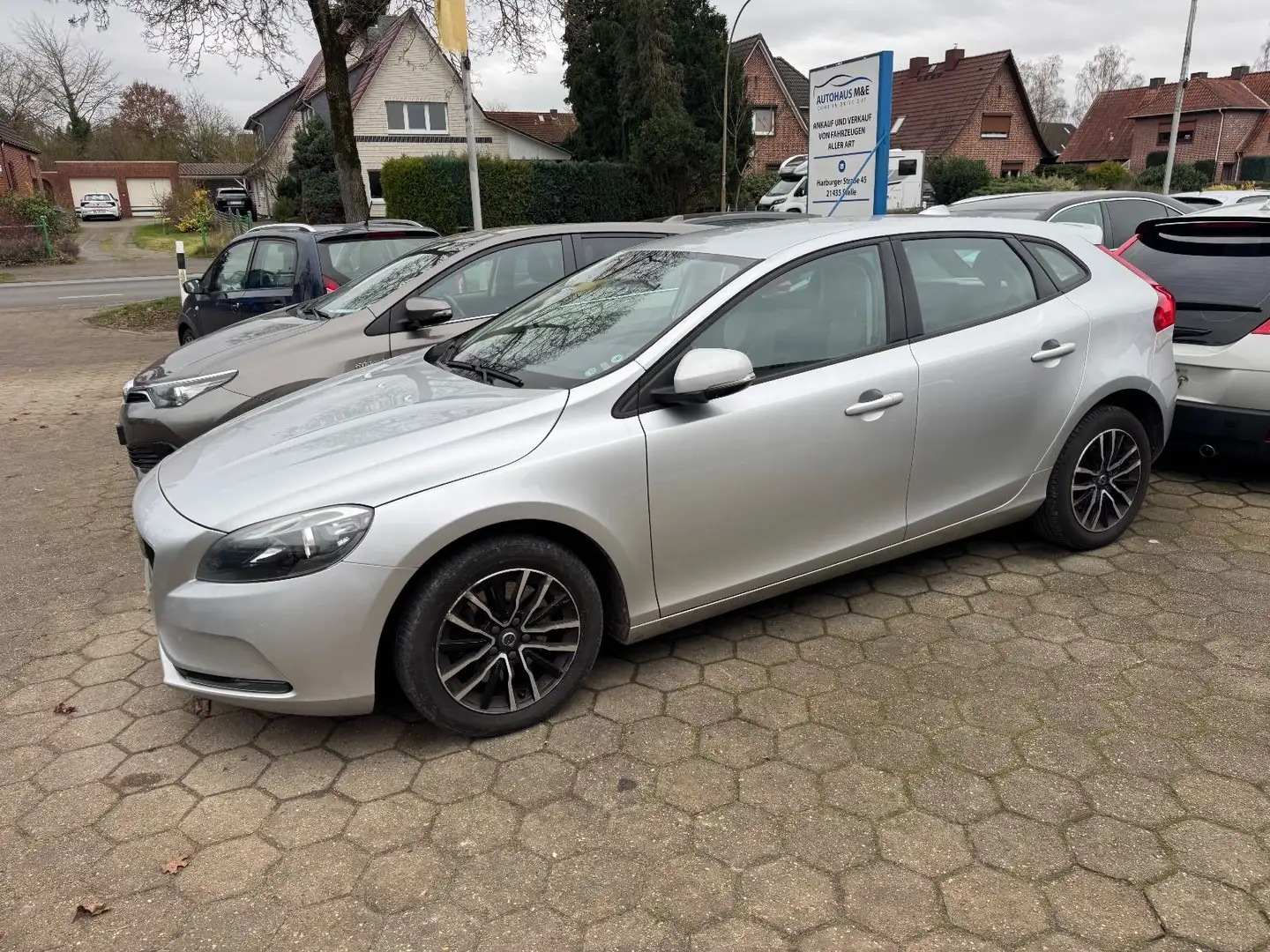 Volvo V40 D4 Auto Momentum 190PS Euro6 *Navi*guter Zus Silber - 1